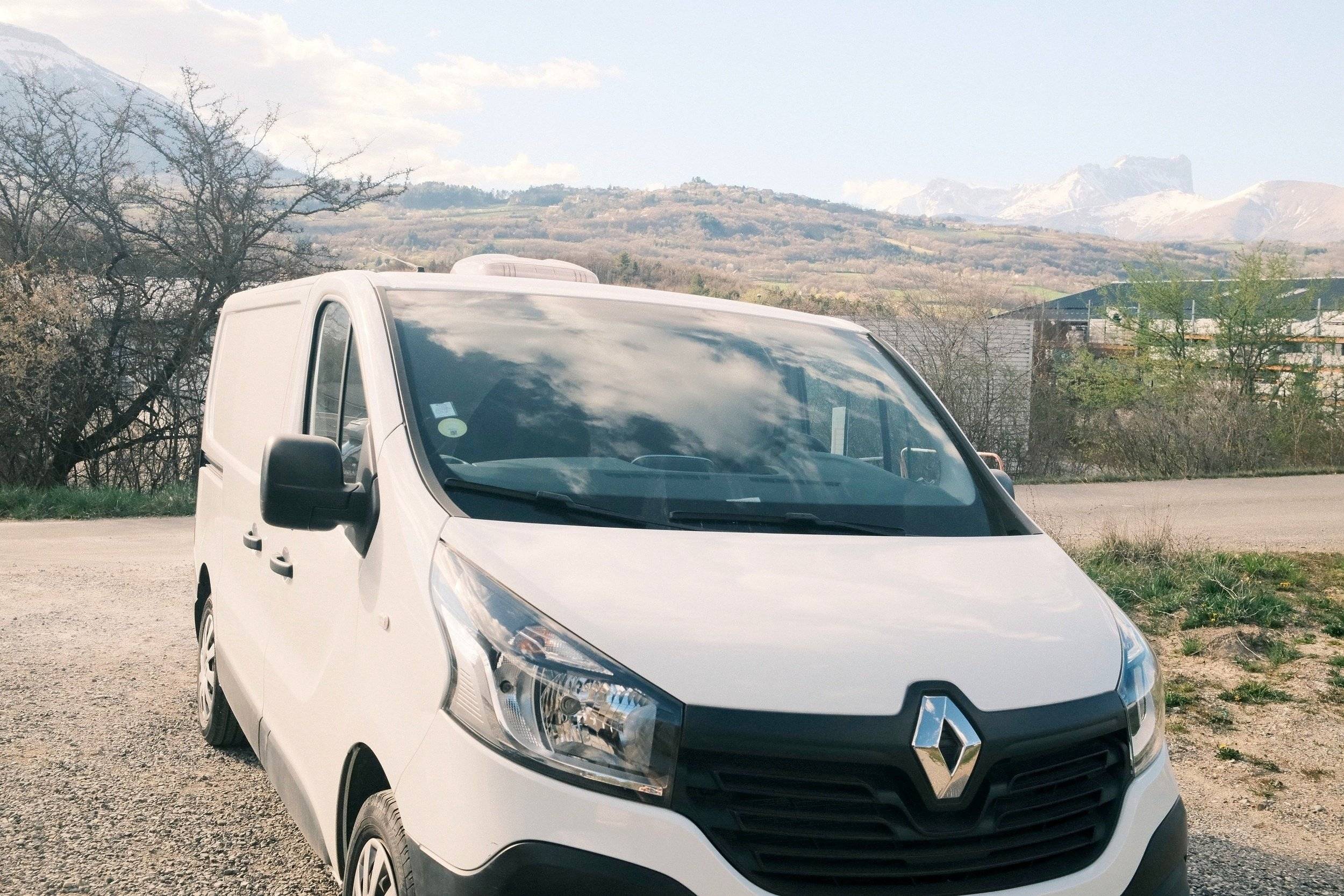 Vista del vehículo ángulo delantero Renault 1,6 dci 95ch - Yescapa