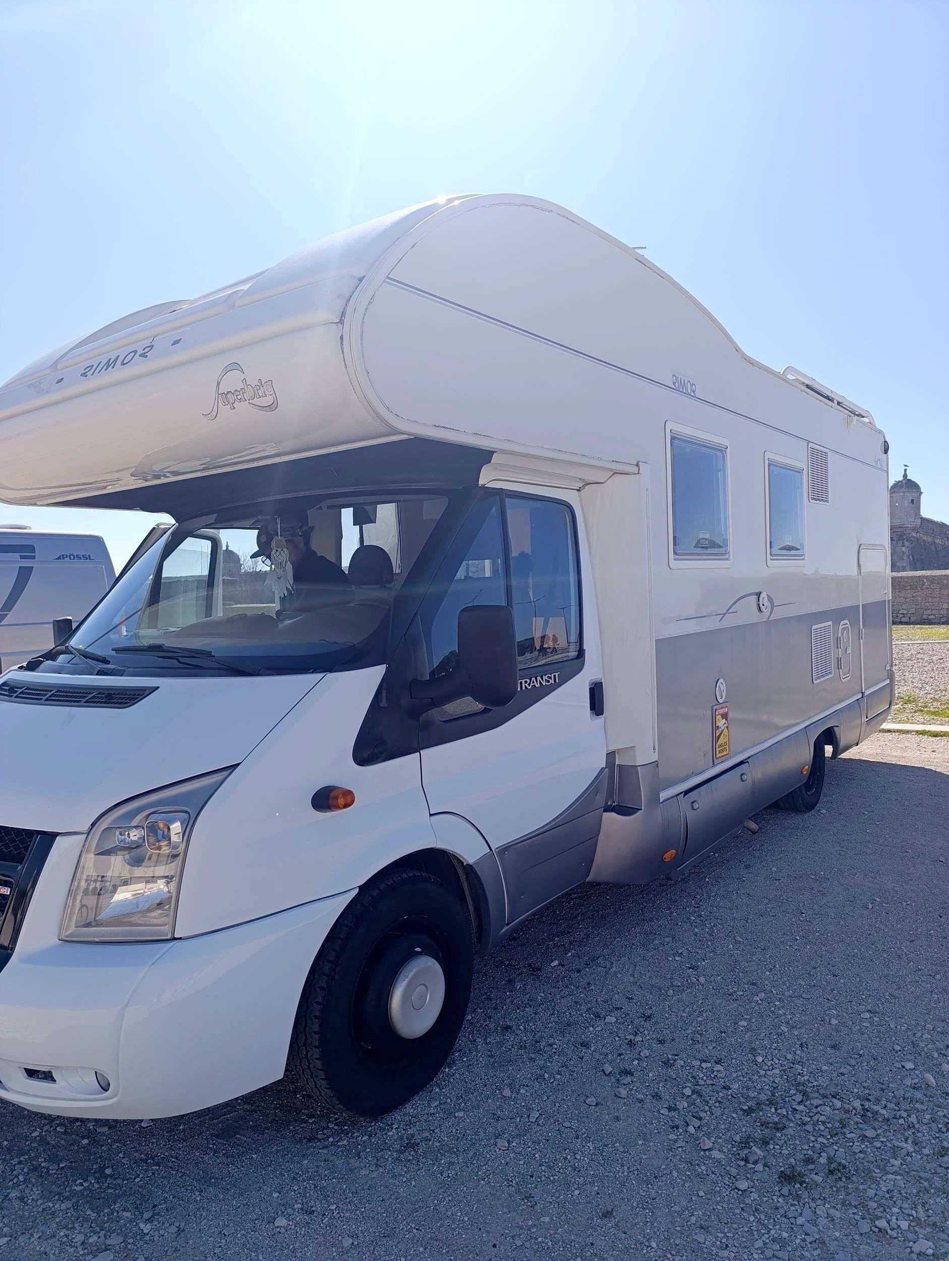 Voorkant 3/4 Ford Transit 2,4 l TDCi 115 ch. - Yescapa