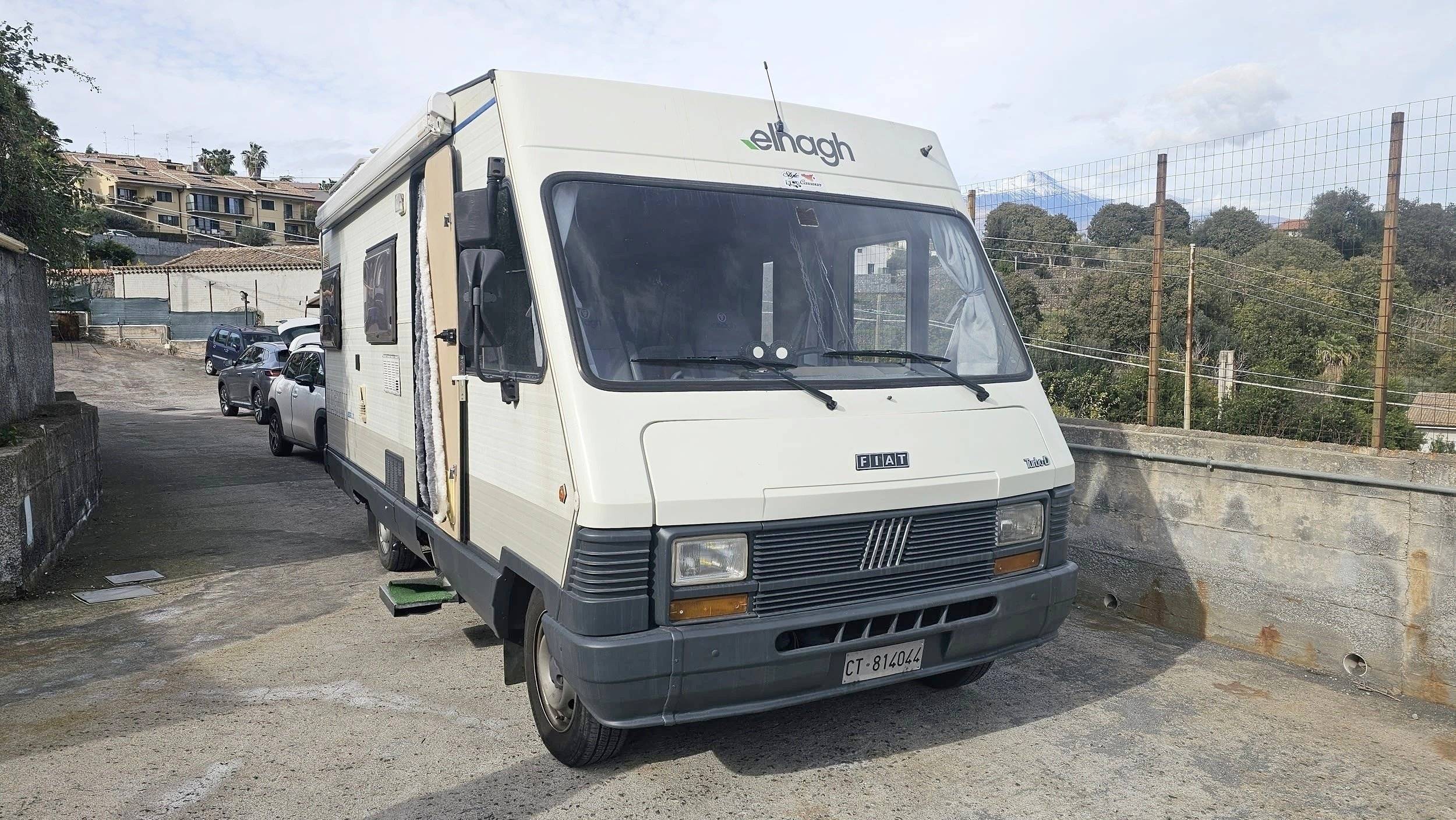 Front view from 3/4 Fiat Ducato 280 - Yescapa