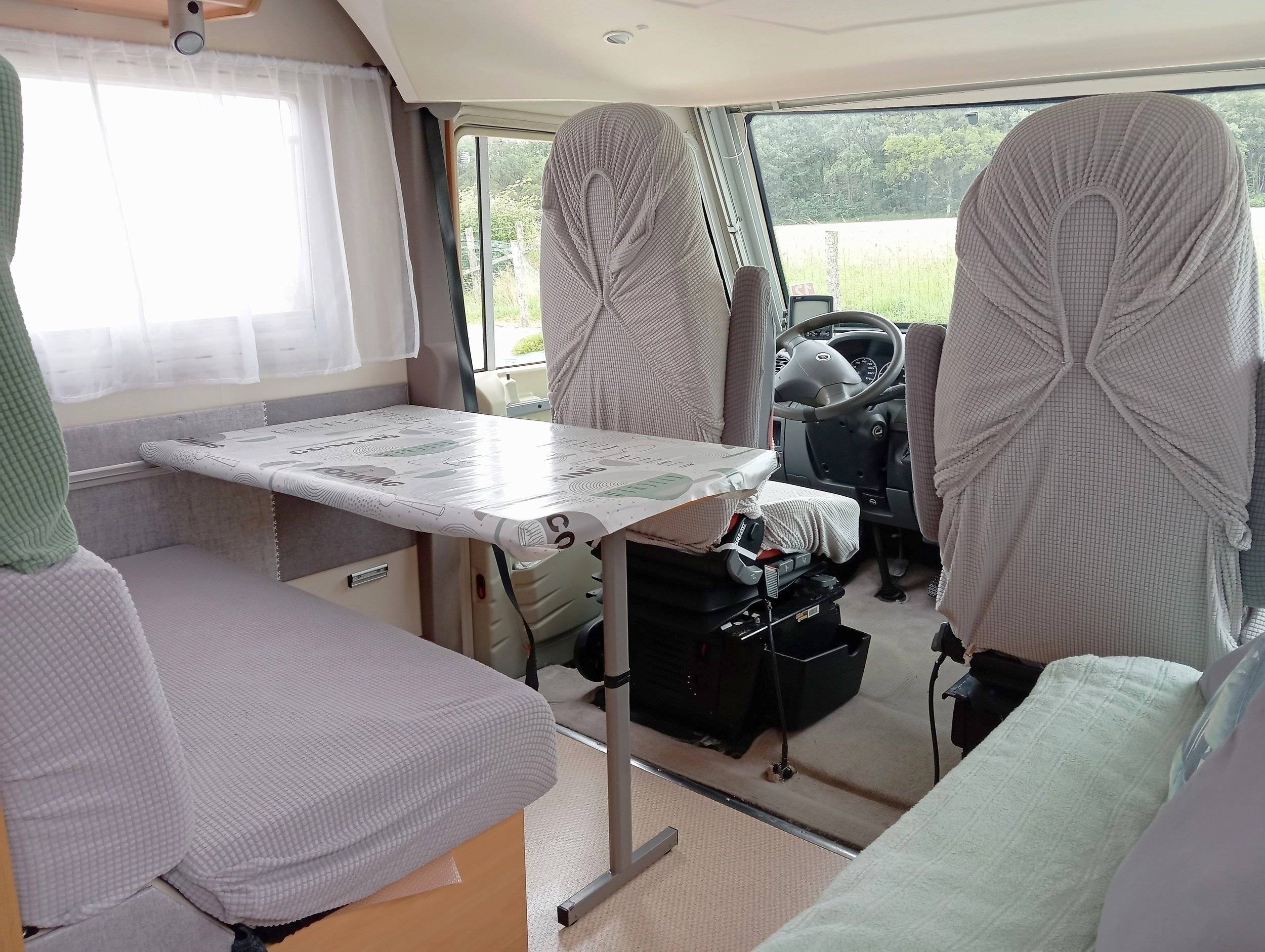 Dinette Fiat Ducato 2.8 JTD - Yescapa