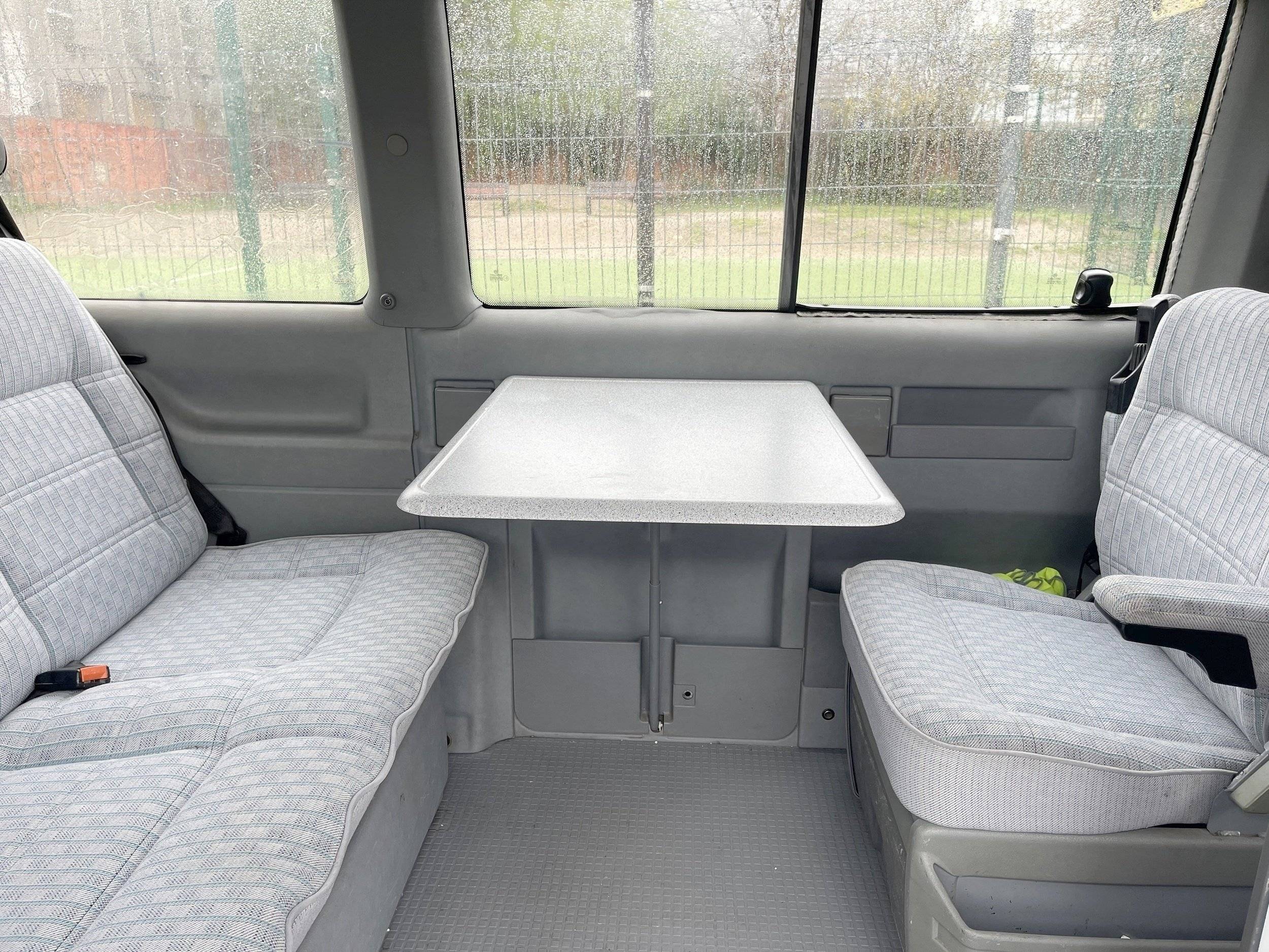 Dinette Volkswagen Transporter T4 2.4D - Yescapa