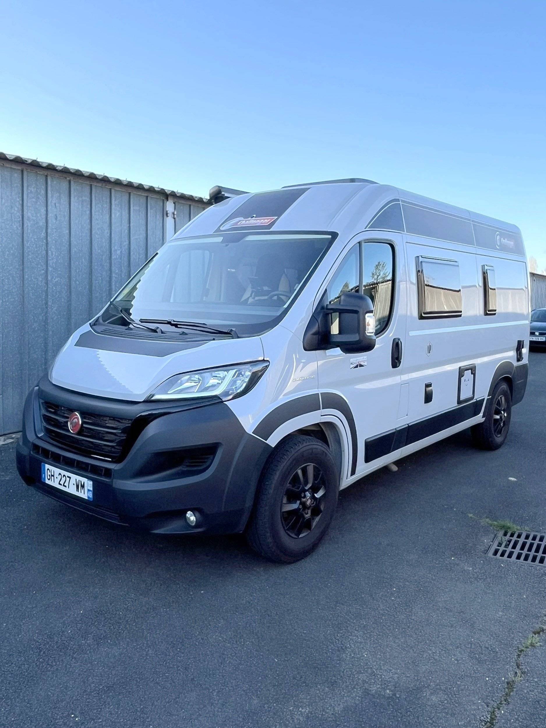Vista de 3/4 Fiat Ducato 2.2L 140 CV - Yescapa