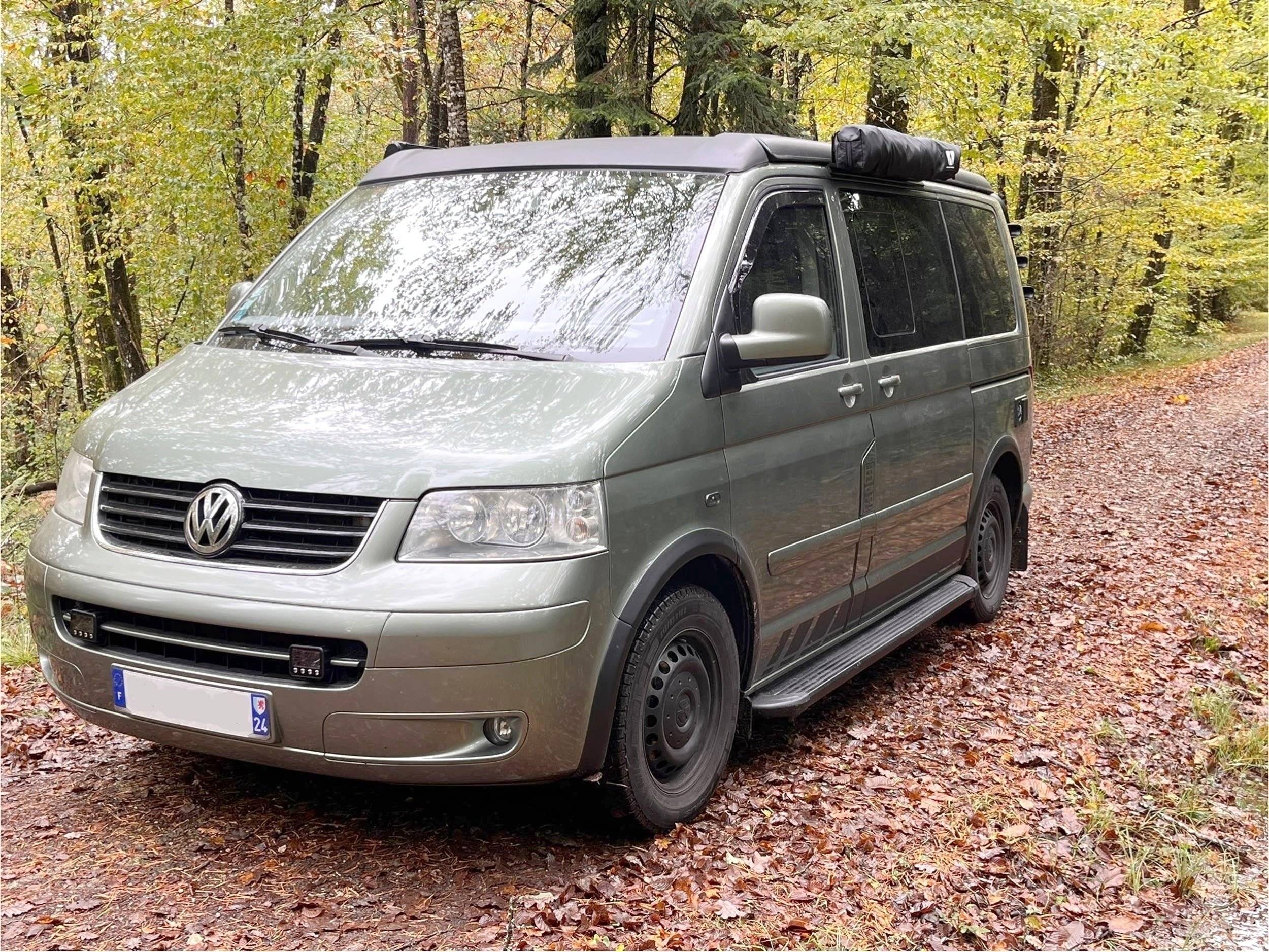 Vista del vehículo ángulo delantero Volkswagen T5 2,5l 174 ch - Yescapa