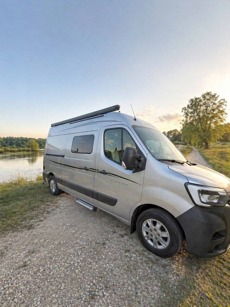 Vista de 3/4 Renault Master 2,3 l 135 ch - Yescapa