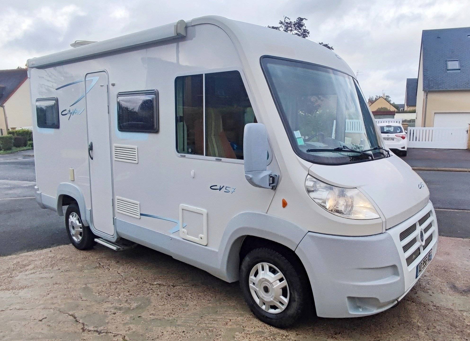 Location Campingcar intégral Bayeux Pilote Iveco 2300 130 Multijet
