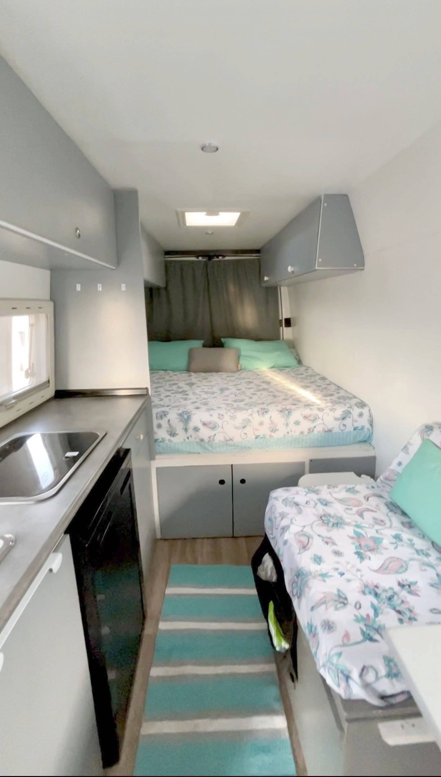 Front view from 3/4 Mercedes - Yescapa