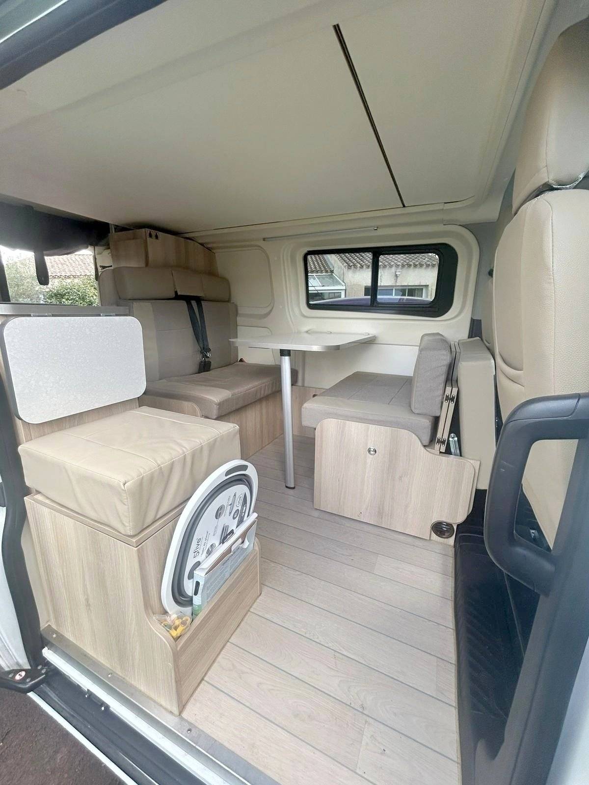 Dinette Ford Custom 2,0 l 130 ch - Yescapa