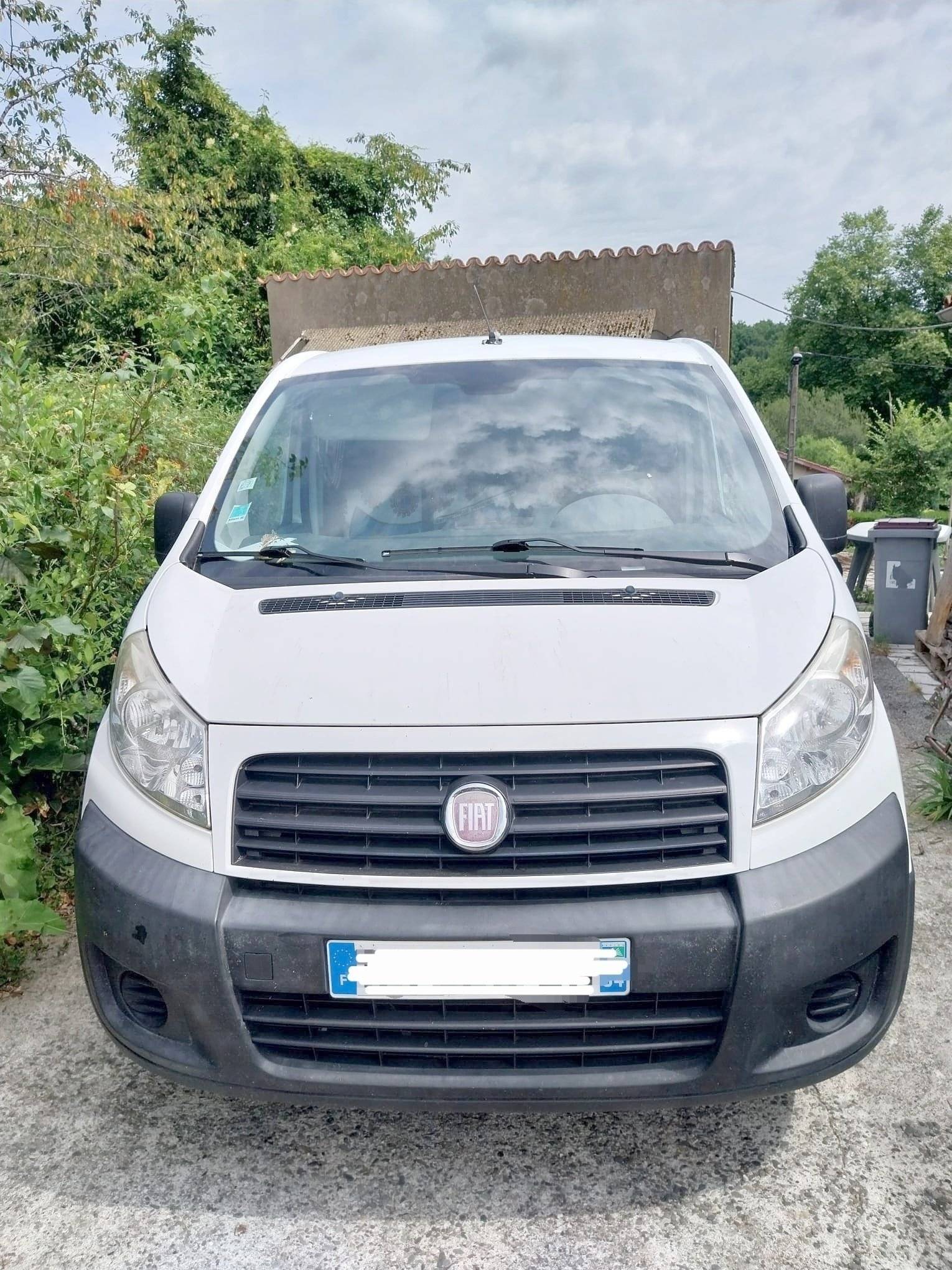 Front view from 3/4 Opel scudo - Yescapa