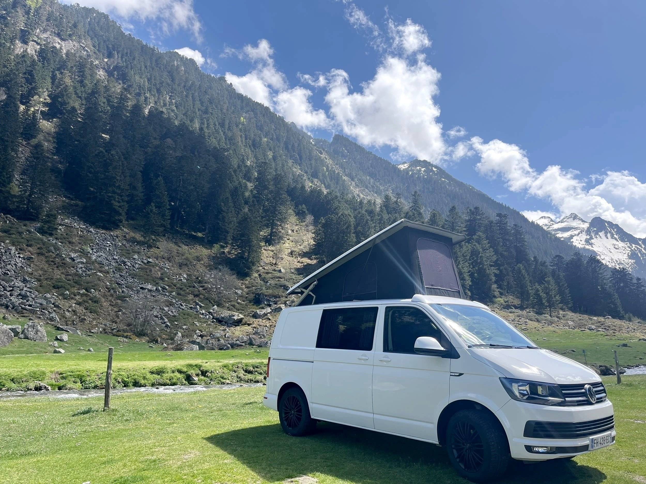 Front view from 3/4 Volkswagen T6 2 l TDI 150 ch - Yescapa