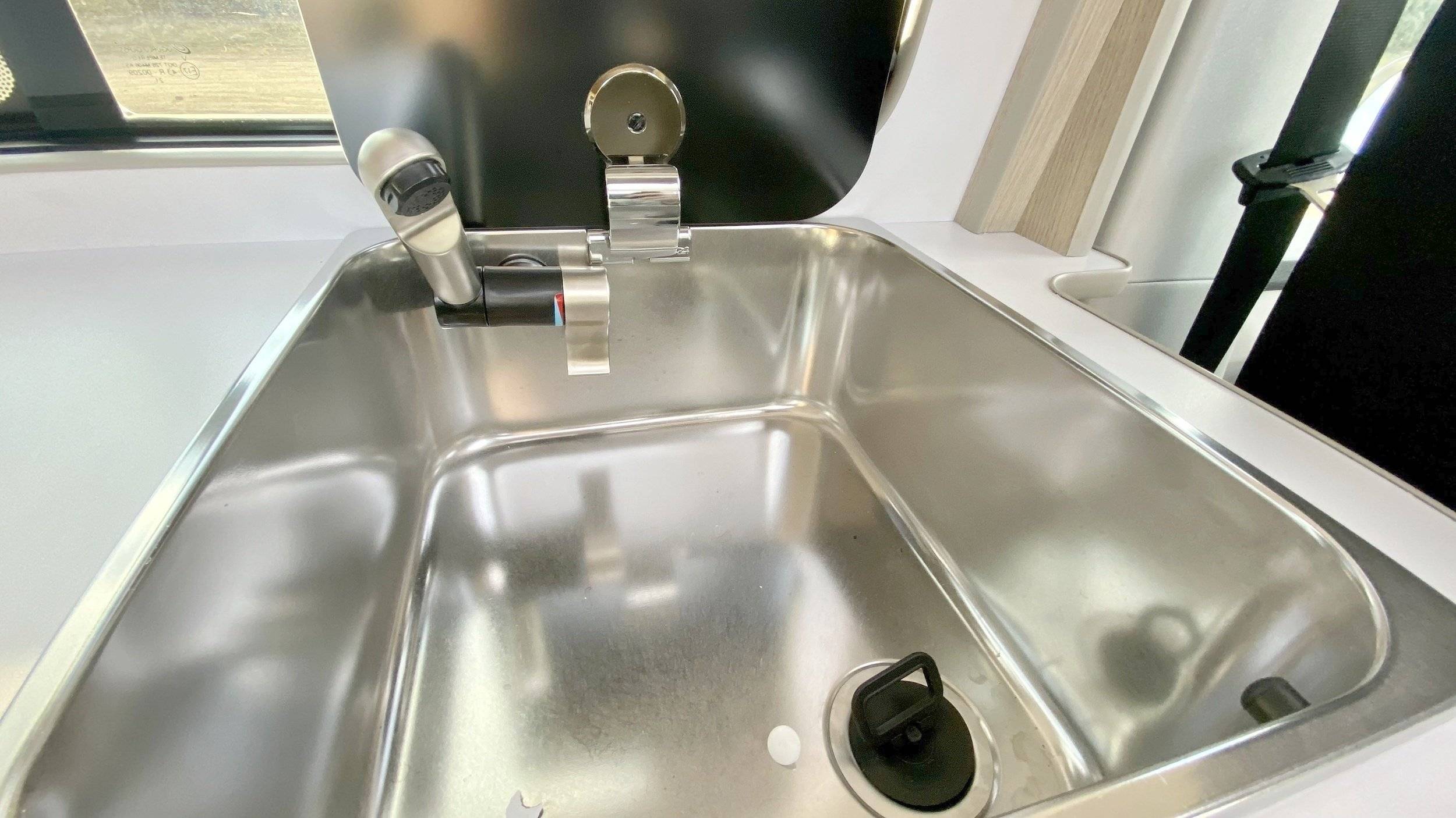 Volkswagen Transporter T6 (Amarilla)