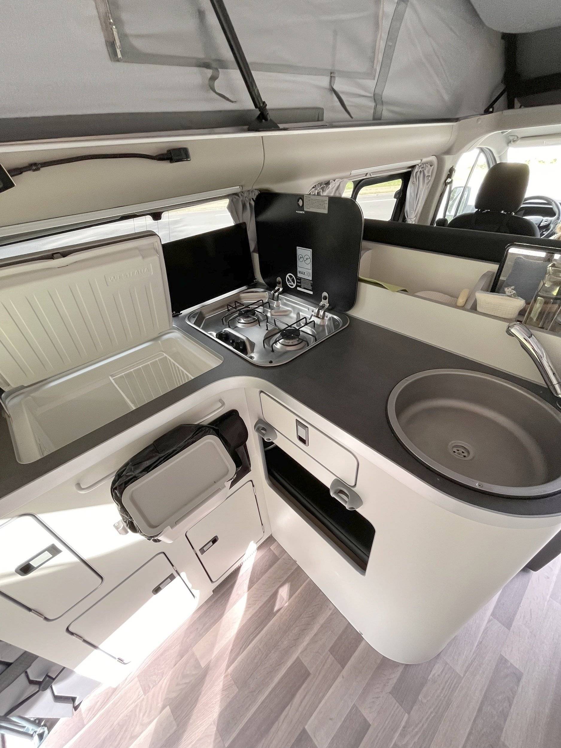 Angolo cucina Ford Ford Nugget Plus - Yescapa