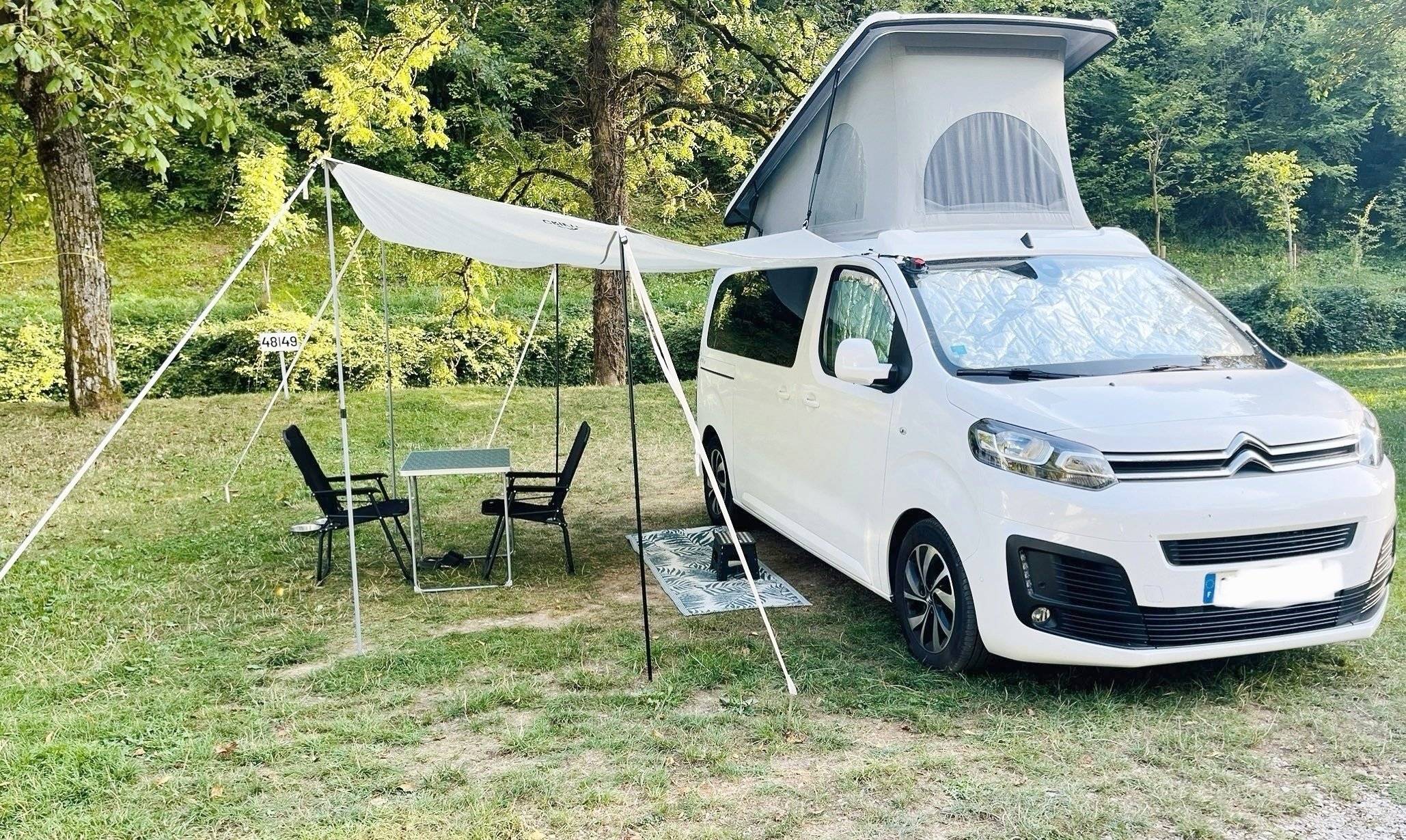 Front view from 3/4 Citroën Spacetourer - Yescapa