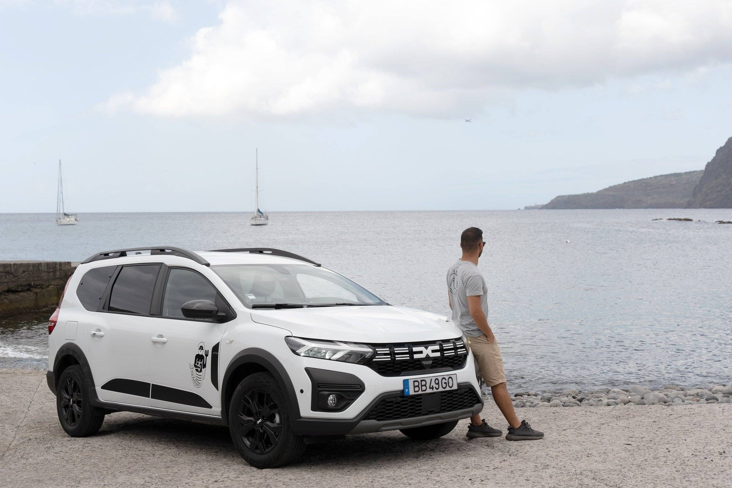 Front view from 3/4 Jogger DACIA JOGGER - Yescapa