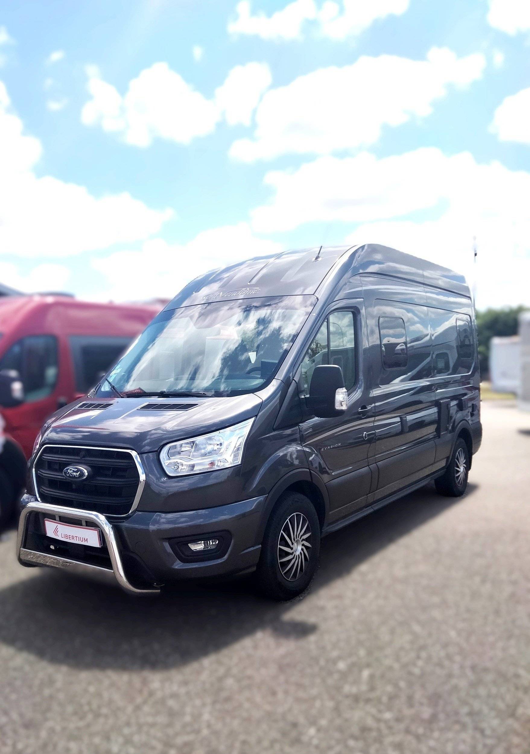 Front view from 3/4 Ford FORD TRANSIT - Yescapa