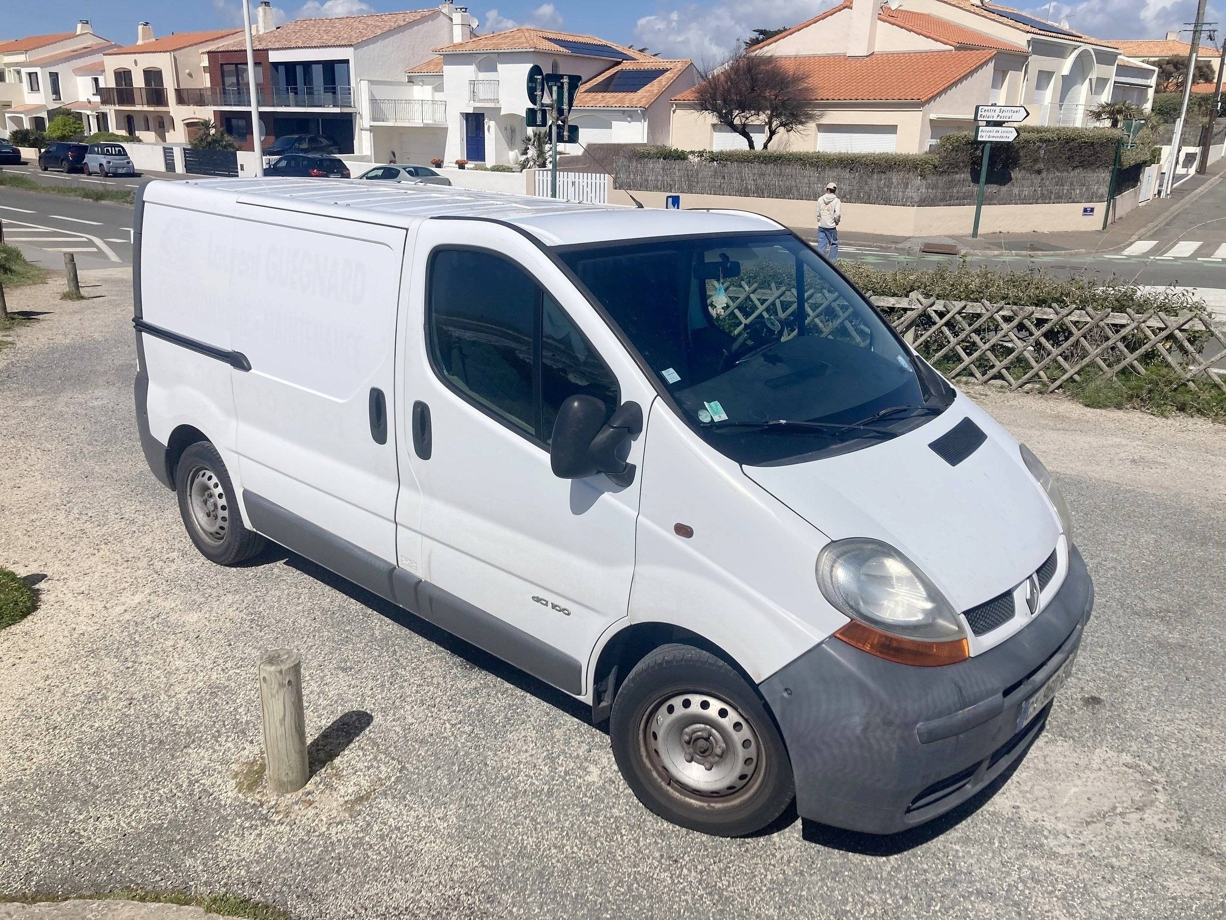 Vue avant de 3/4 Renault Renault Trafic - Yescapa