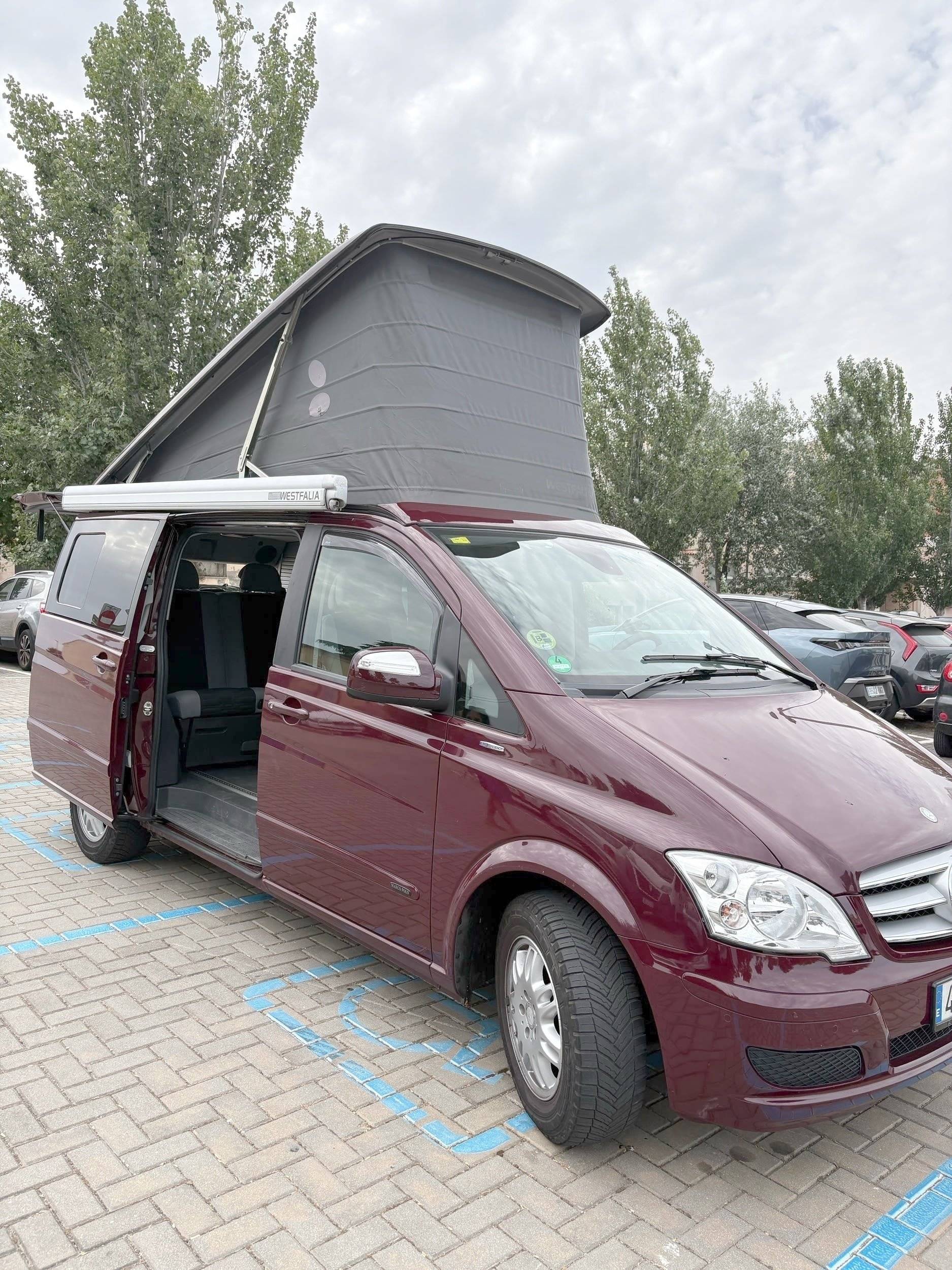 Vista de 3/4 Mercedes viano marco polo - Yescapa