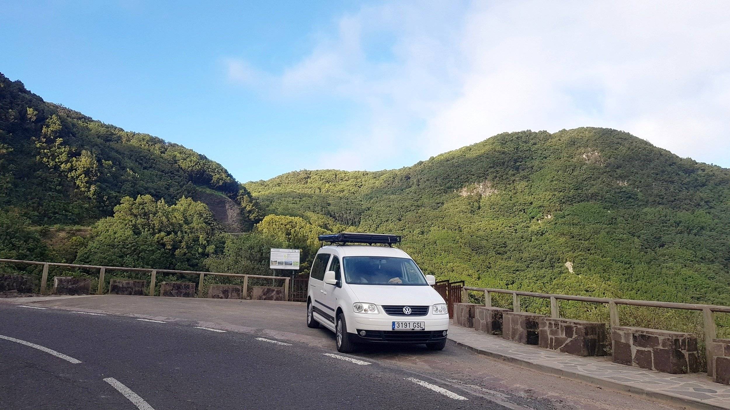 schräge Vorderansicht Volkswagen Caddy Maxi 2 l 105 ch - Yescapa