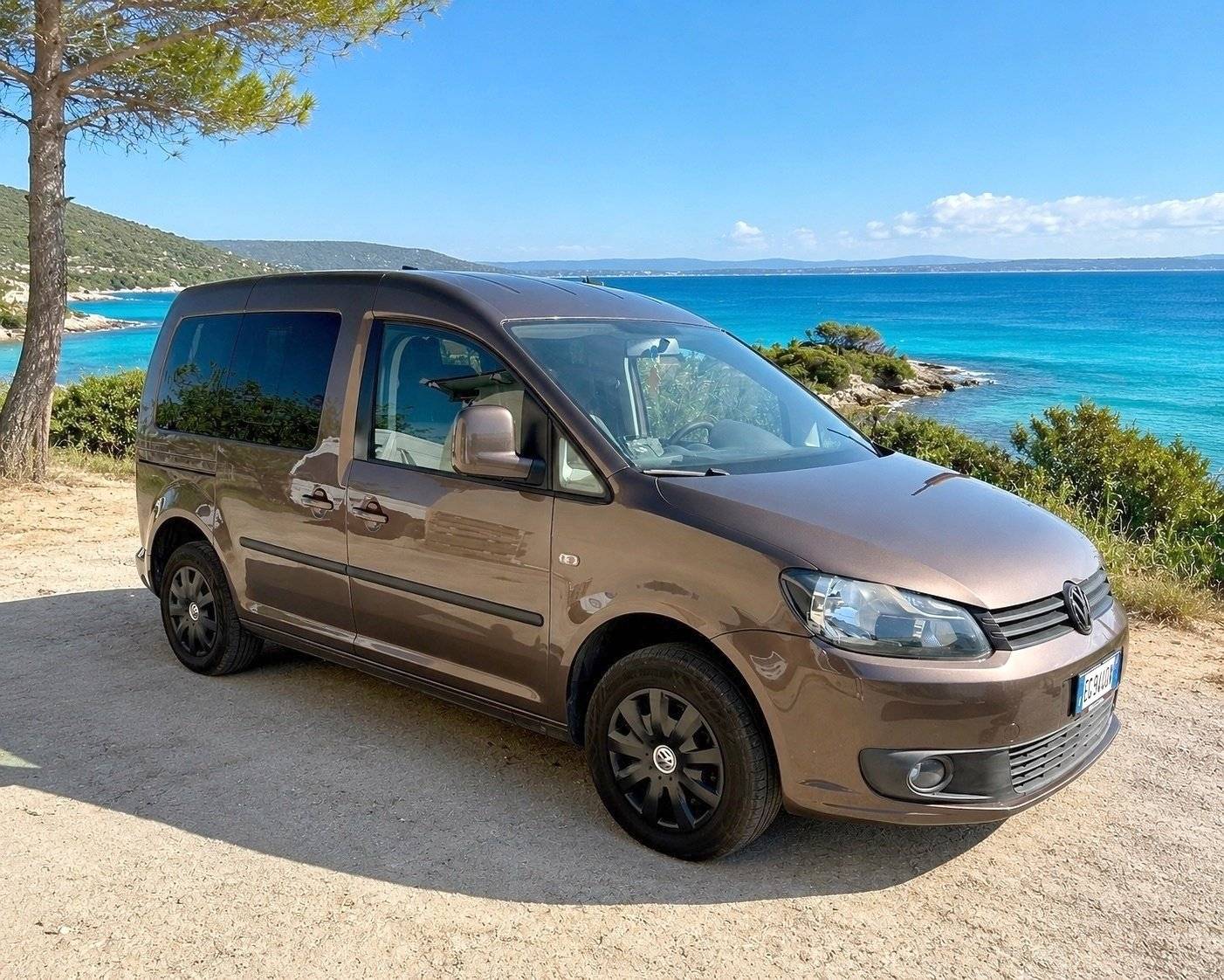 Vue avant de 3/4 Volkswagen Caddy Van - Yescapa