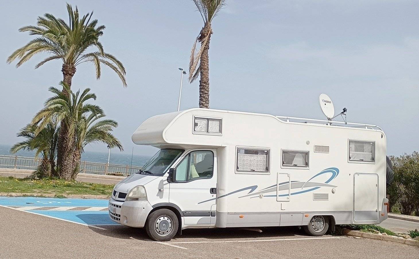 Vue avant de 3/4 Renault Renault master - Yescapa