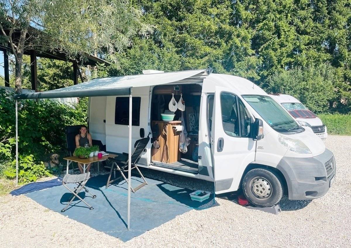 schräge Vorderansicht Fiat Ducato 2,3 l JTD 130 ch. - Yescapa