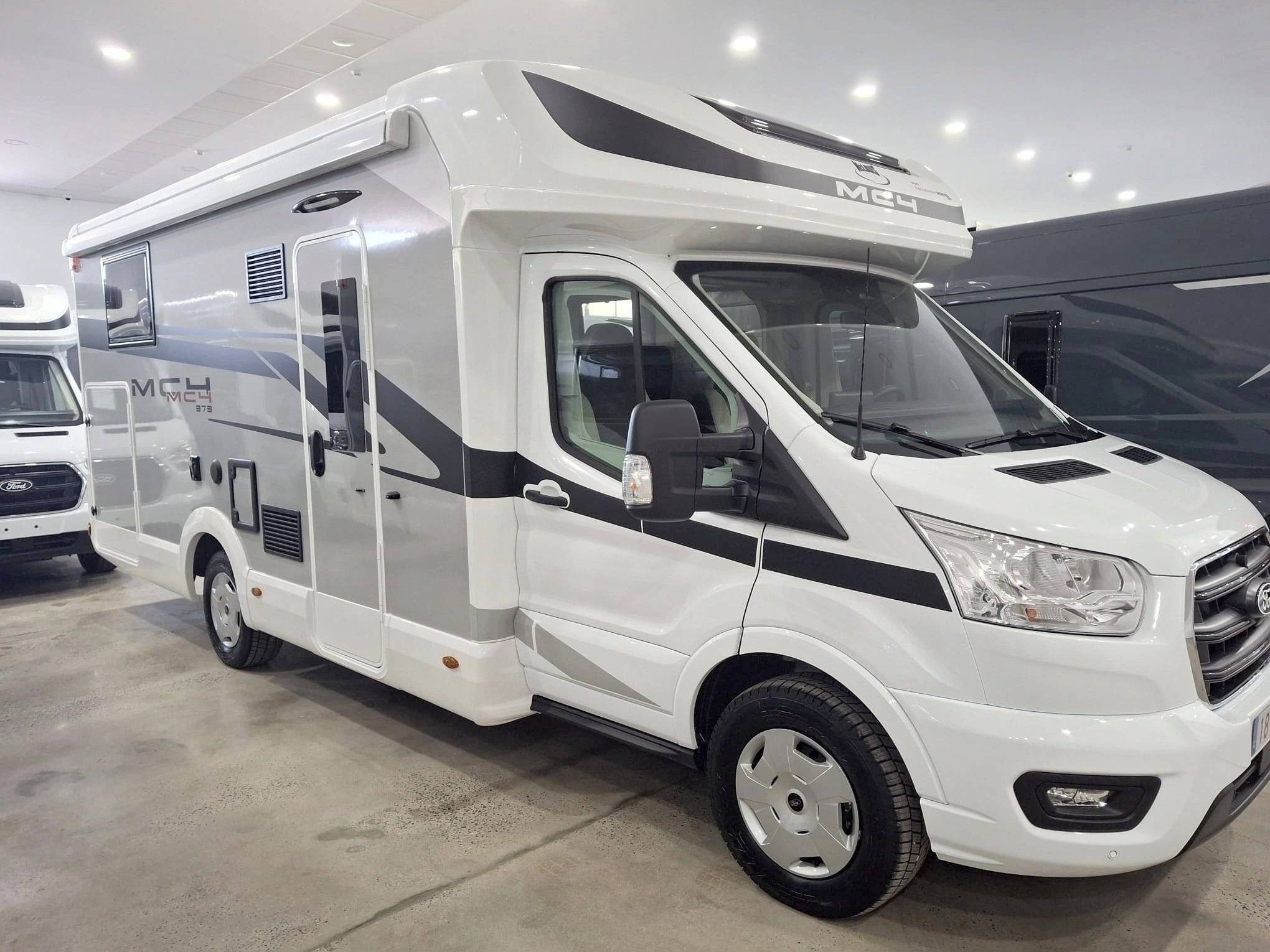 Vista frontale a ¾ Ford Ford - Yescapa