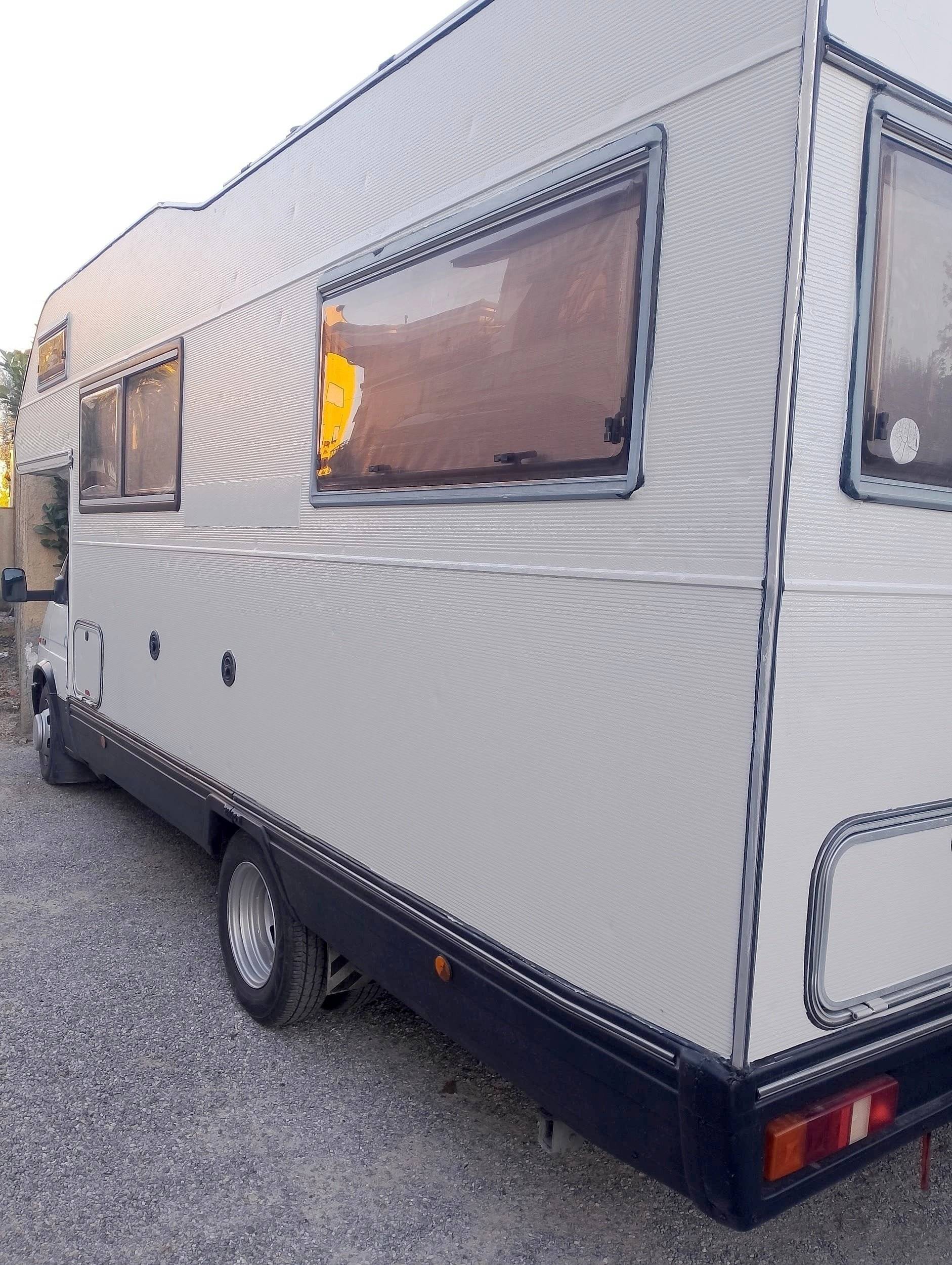 Vista del vehículo ángulo delantero Ford Transit 2.5 td - Yescapa