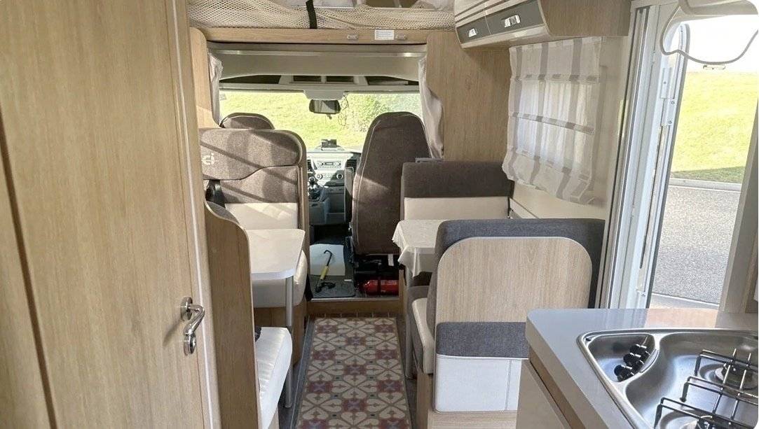 Low profile RV 