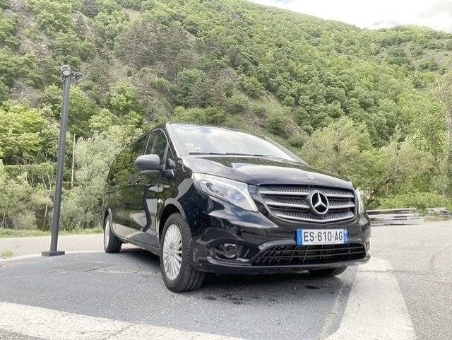 Vista del vehicle angle davanter Mercedes VITO 119CDI 4x4 - Yescapa