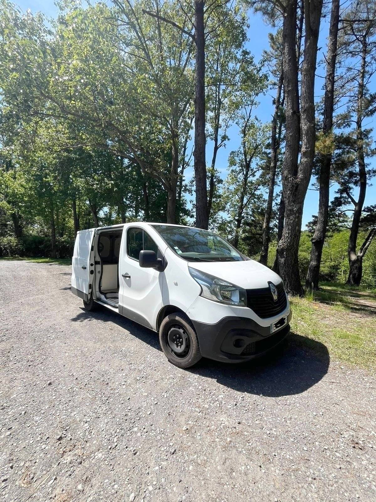 Vista frontale a ¾ Renault Renault trafic 3 - Yescapa