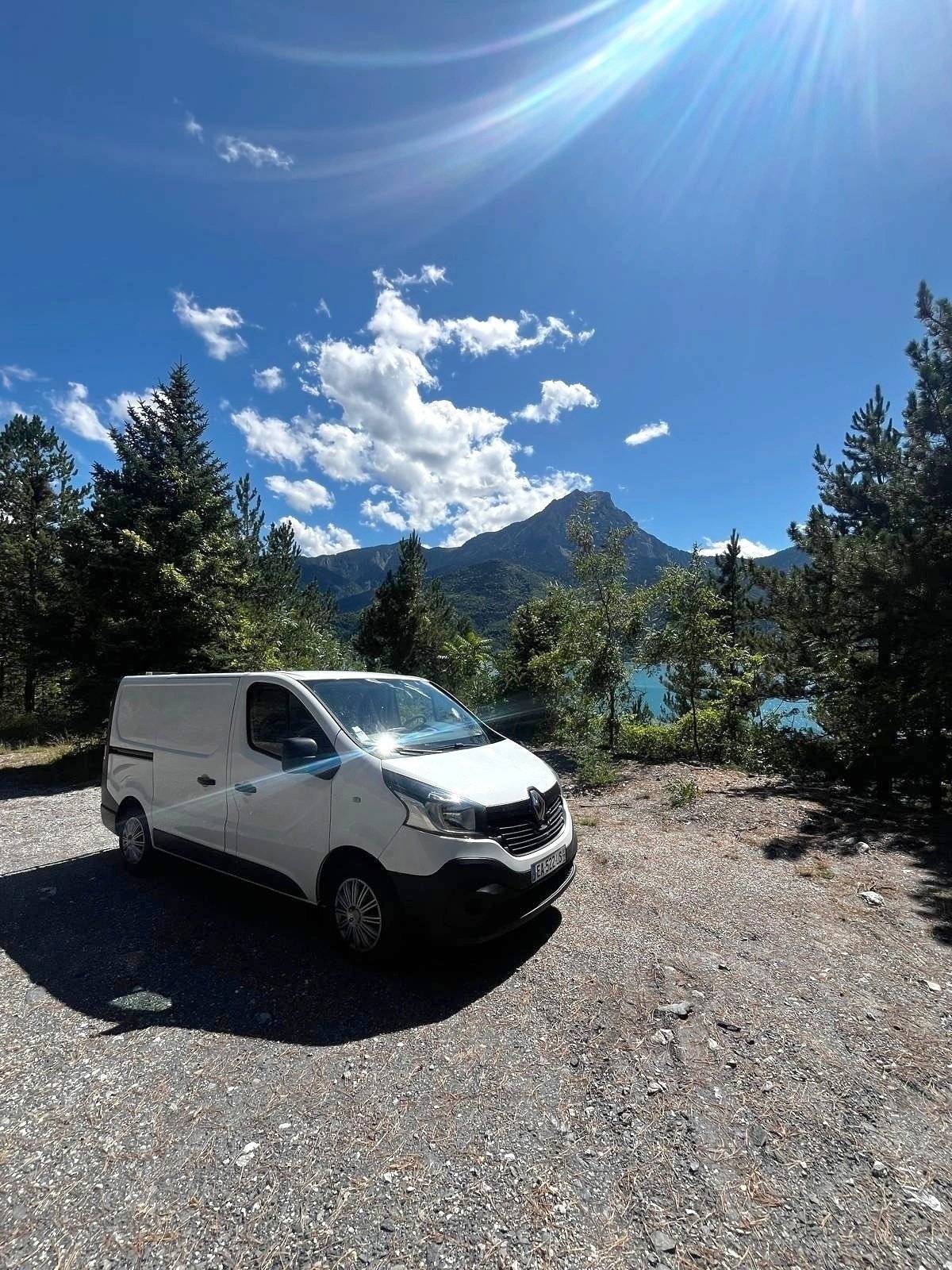 Vue avant de 3/4 Renault Renault trafic 3 - Yescapa