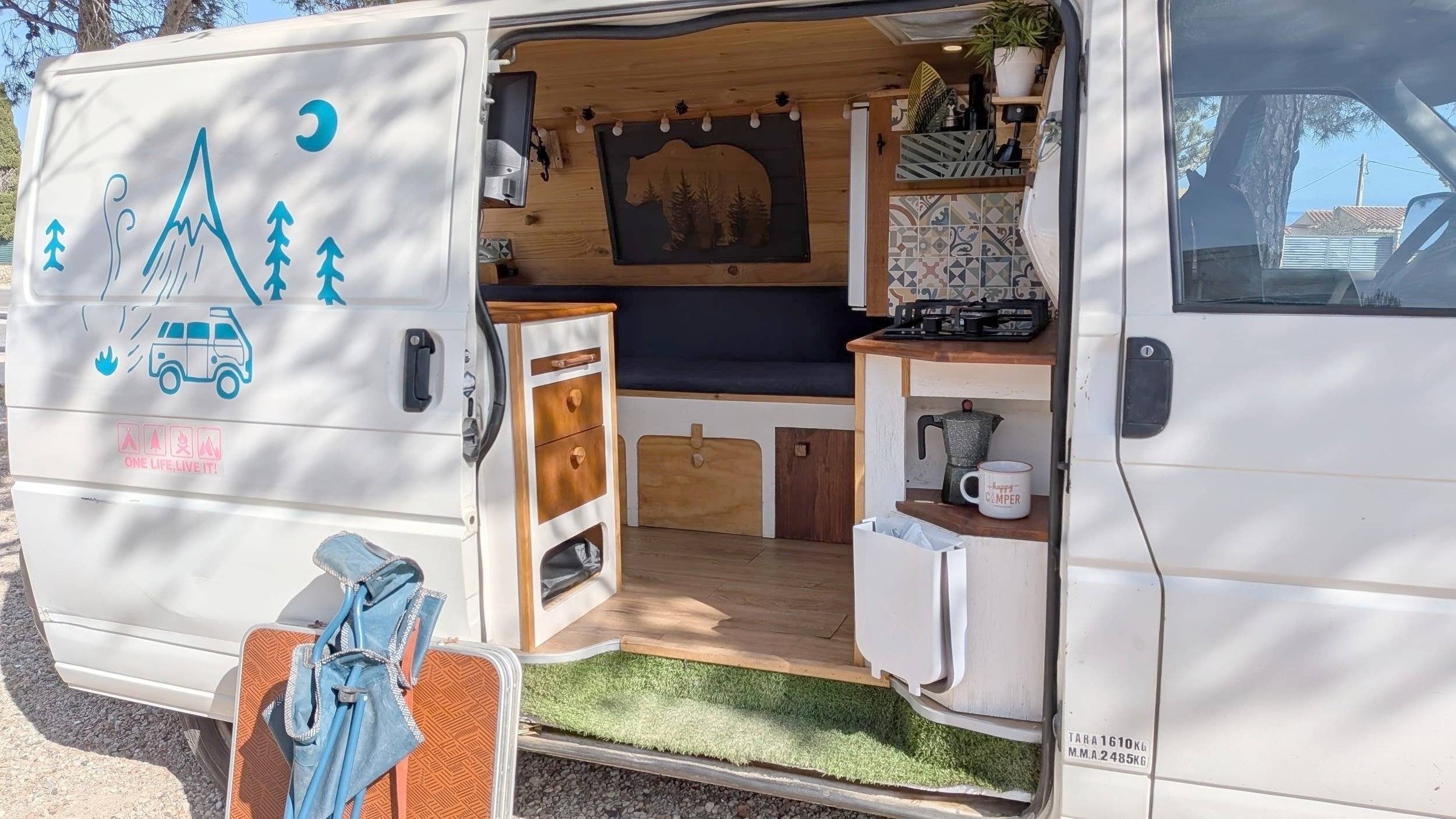 Vista del vehicle angle davanter Volkswagen Transporter T4 2.4D - Yescapa