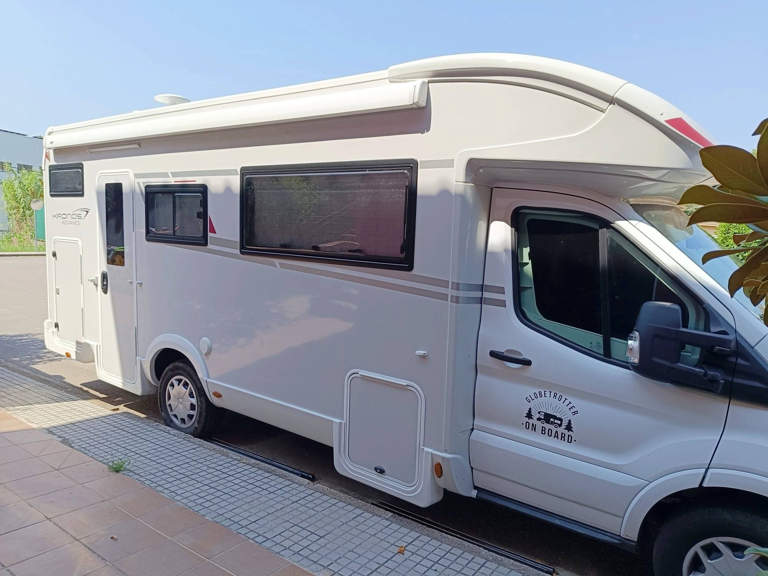 Vue avant de 3/4 Ford Transit 2,0 l 170 ch - Yescapa