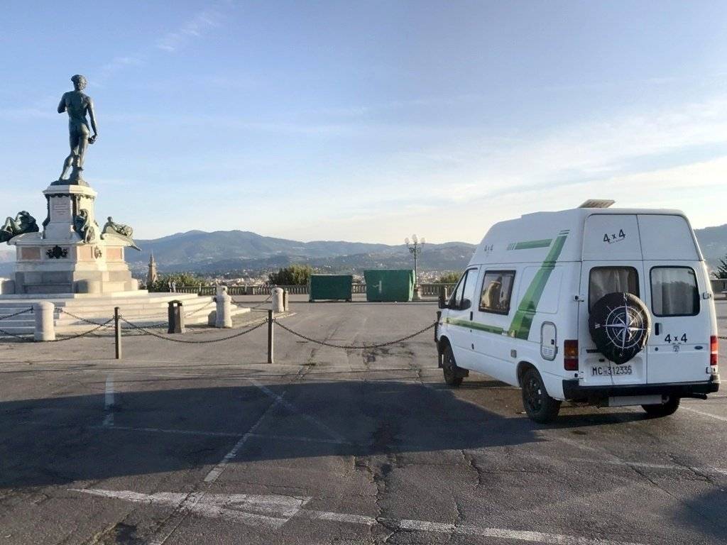 Rear view Ford Transit - Yescapa