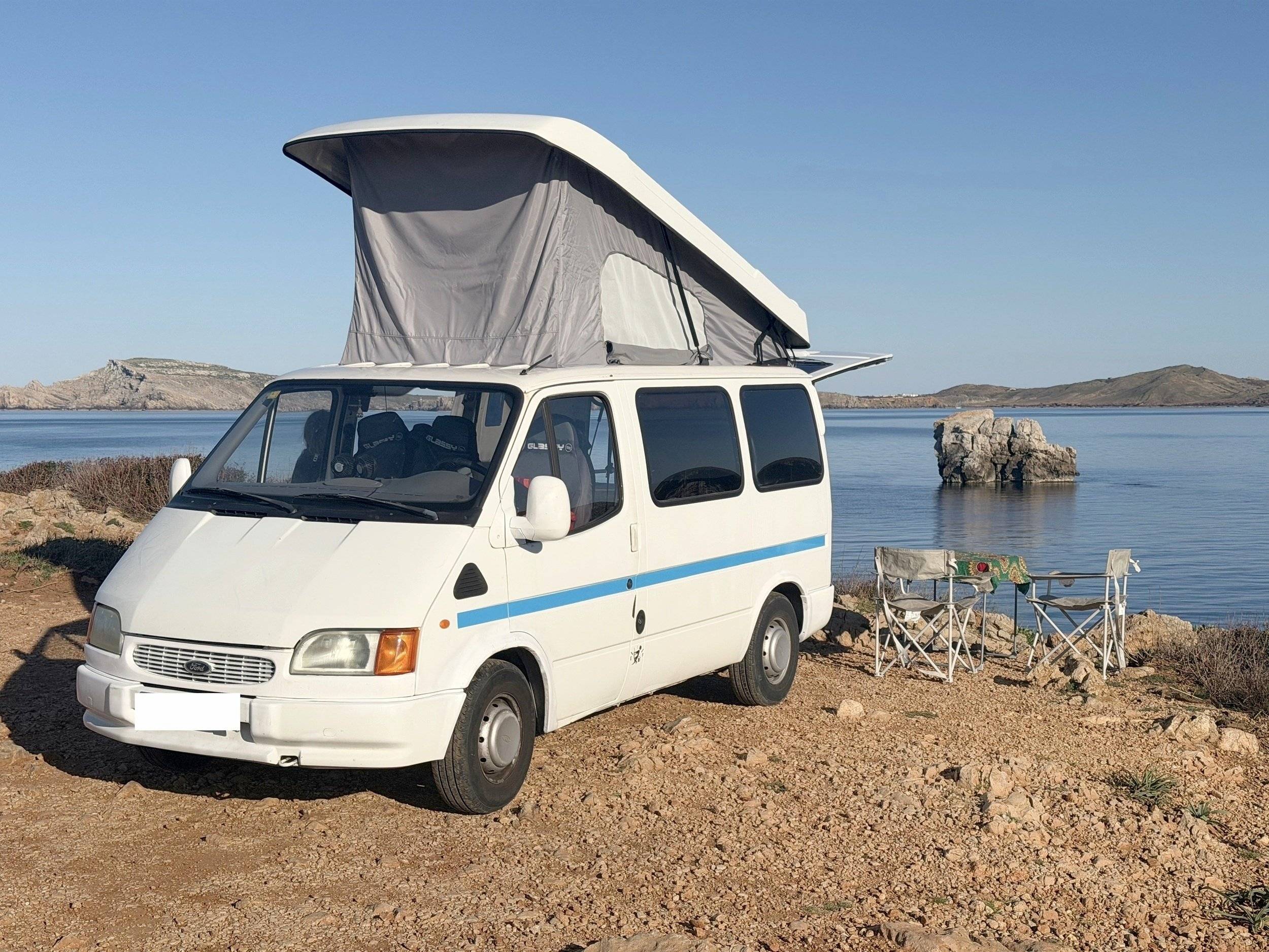 schräge Vorderansicht FORD - Yescapa