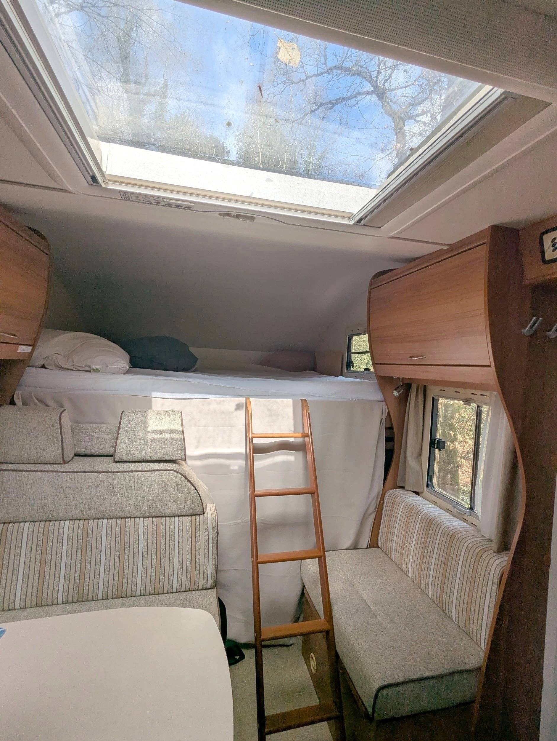 Plazas en cama Ford Transit 2,2 l TDCi 140 ch. - Yescapa