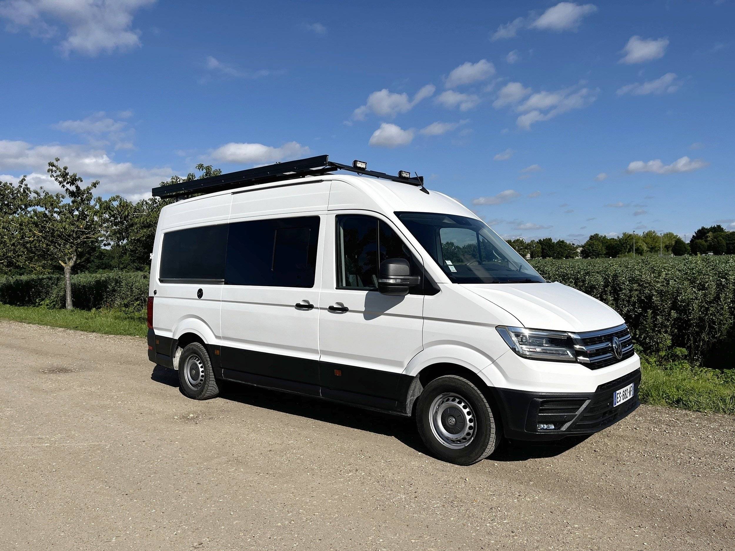 Vista de 3/4 Volkswagen Crafter 4x4 2 l 163 ch - Yescapa