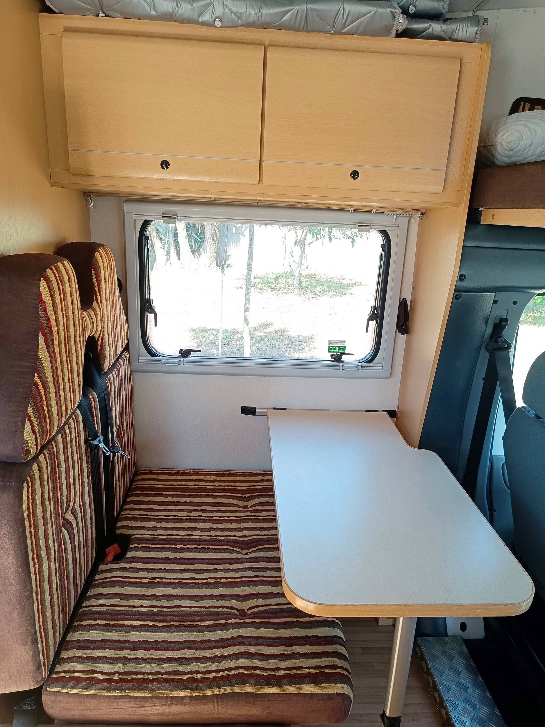 Comedor Ford Transit - Yescapa