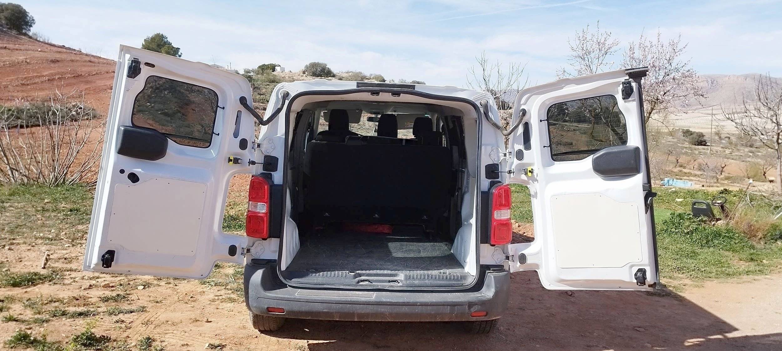 Achterkant Citroën Jumpy 1.6 l BlueHDI 115cv Combi M - Yescapa