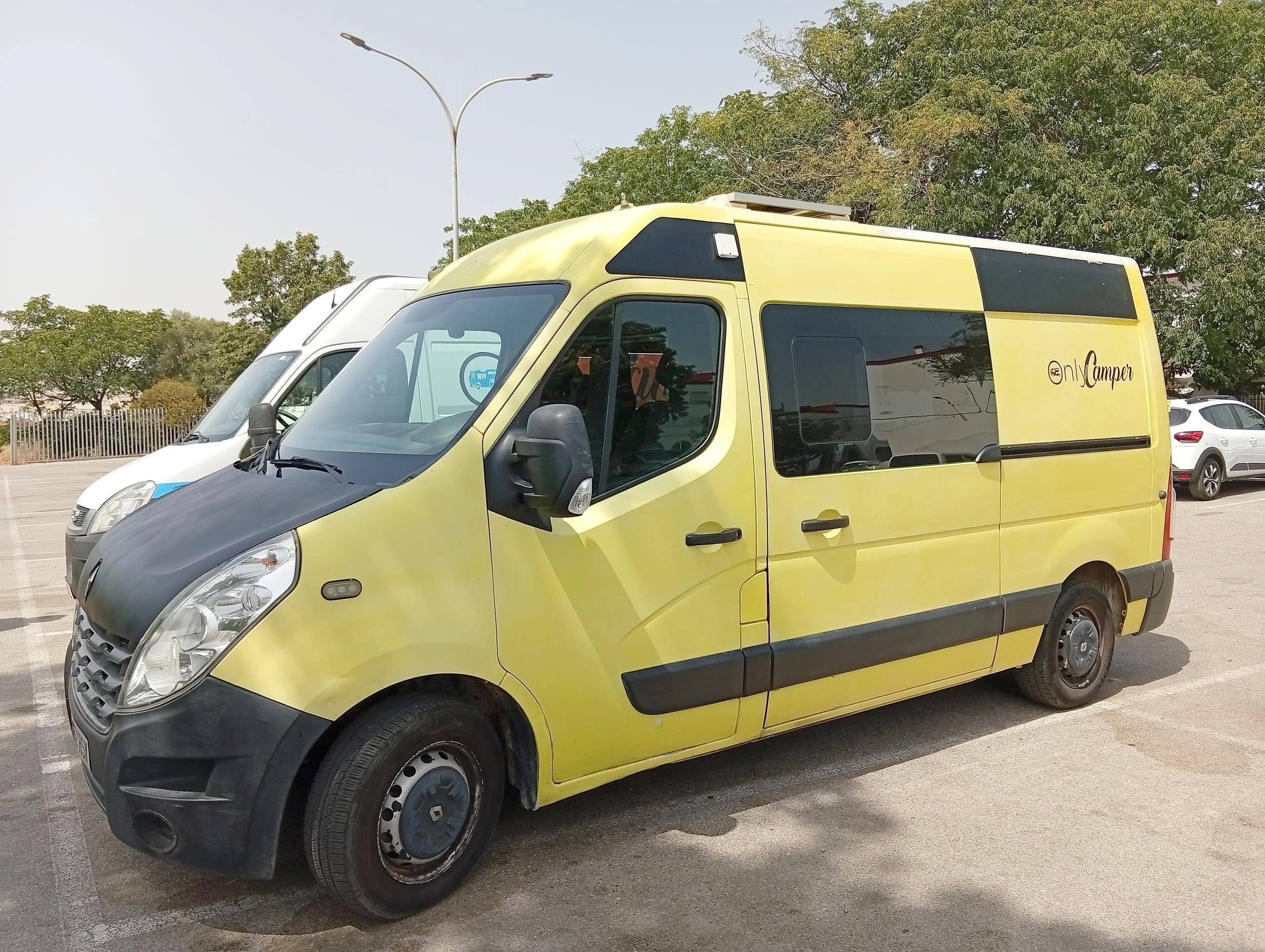 Front view from 3/4 Renault Master 3,0 l. dCi 140 ch. - Yescapa