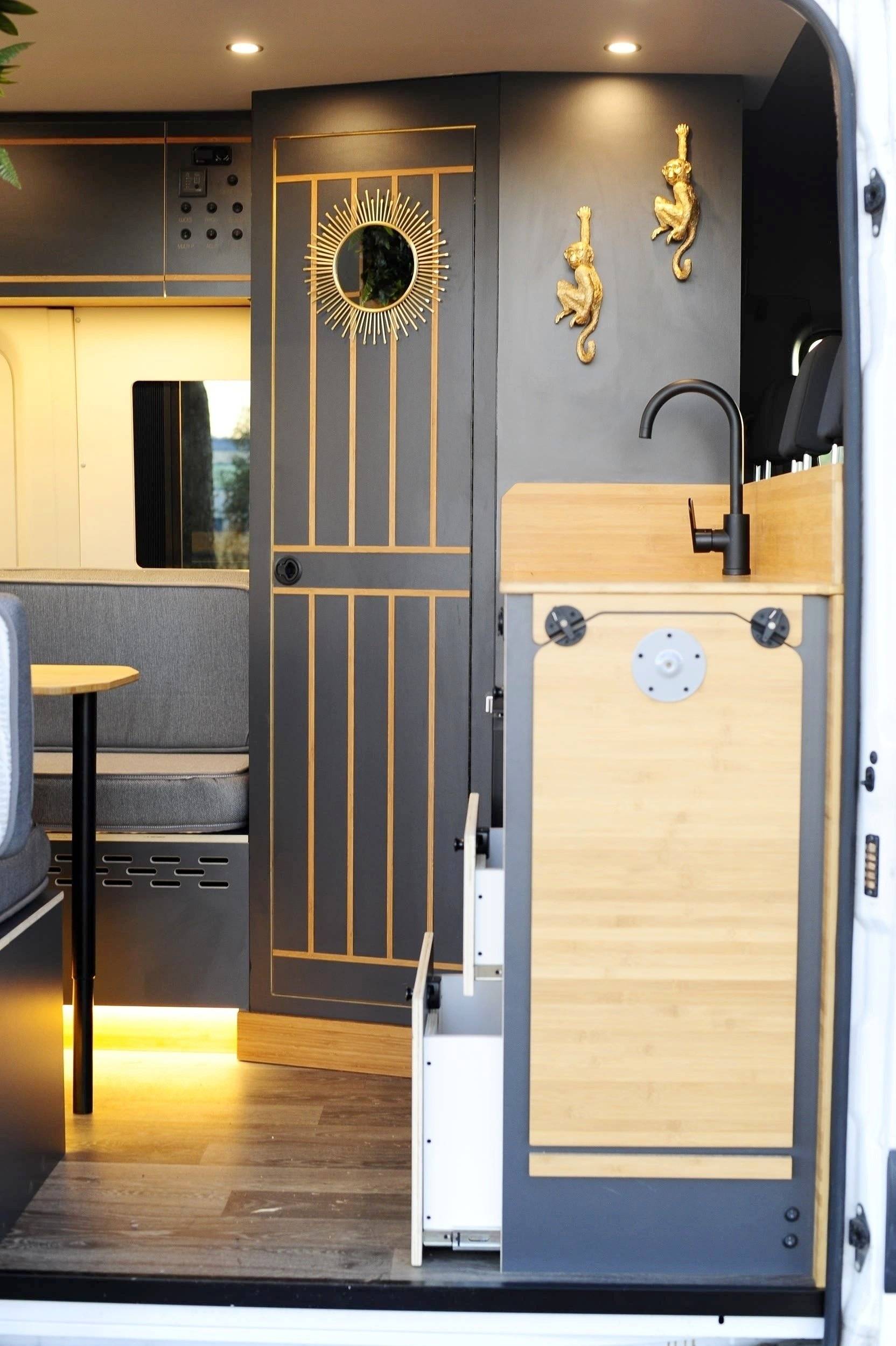 Dining Area Mercedes Sprinter 314 cdi - Yescapa