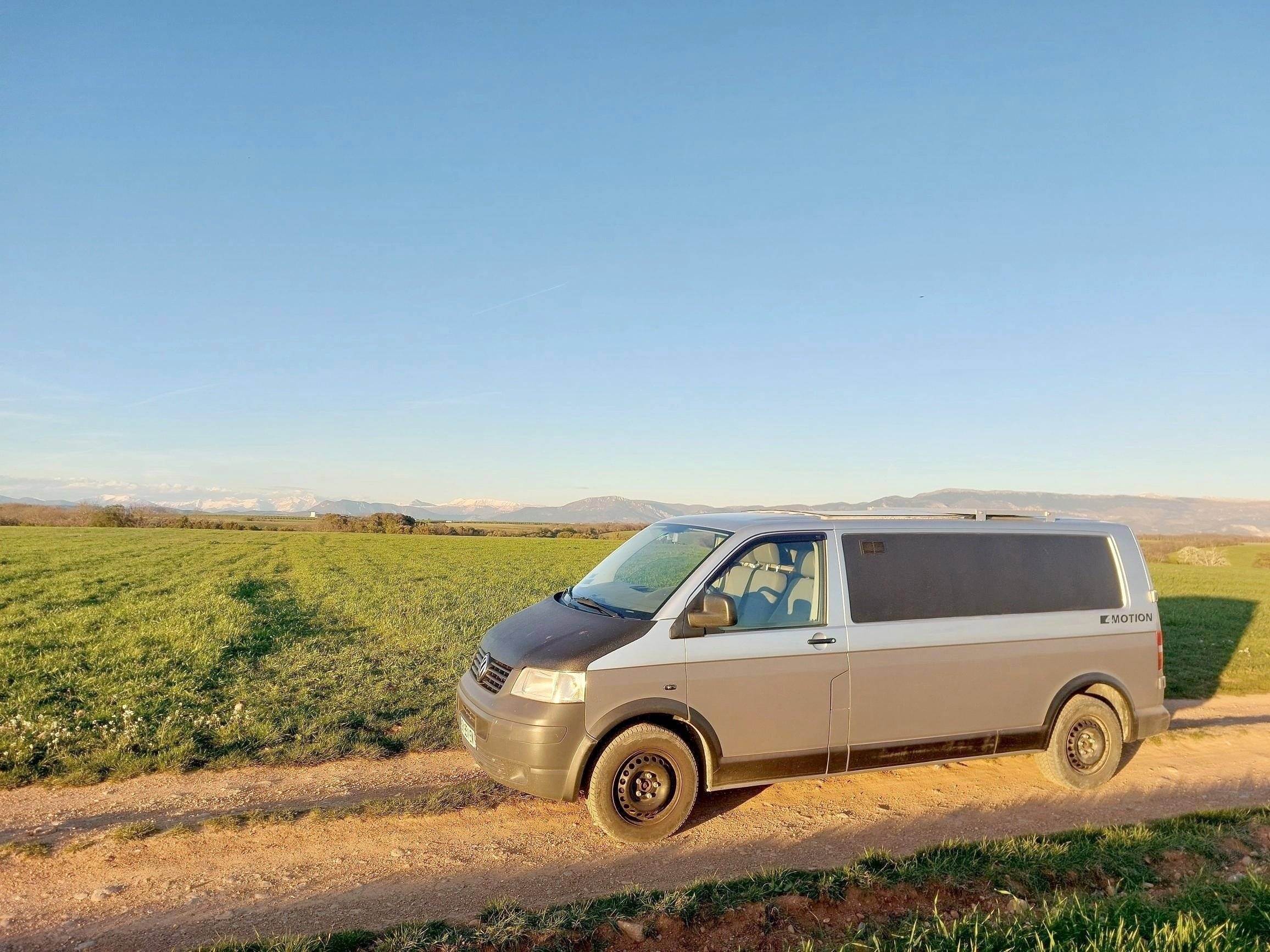 Vista frontale a ¾ Volkswagen 2,5 l 130 ch - Yescapa