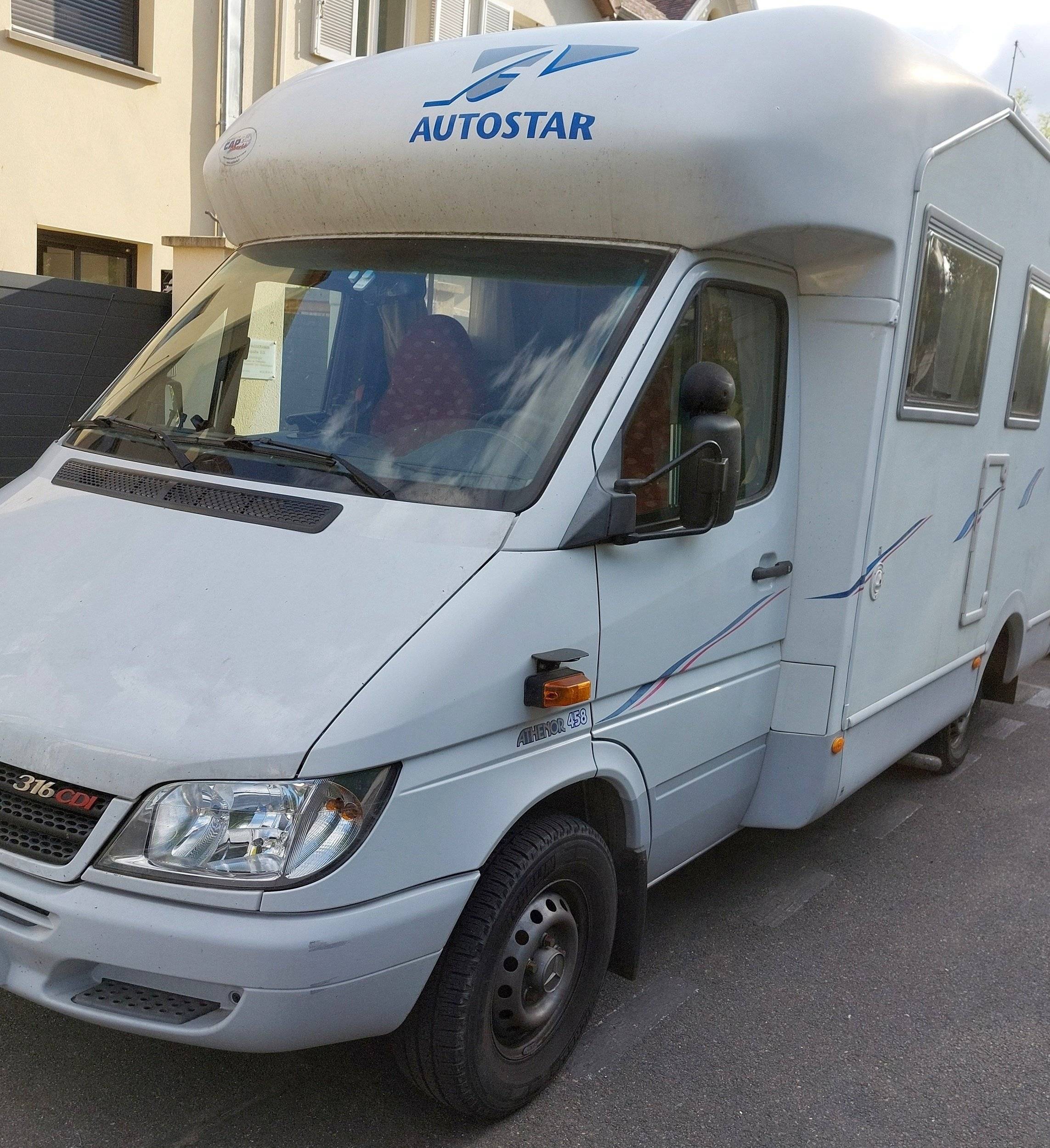 schräge Vorderansicht Mercedes Sprinter 2,1 l 163 ch - Yescapa