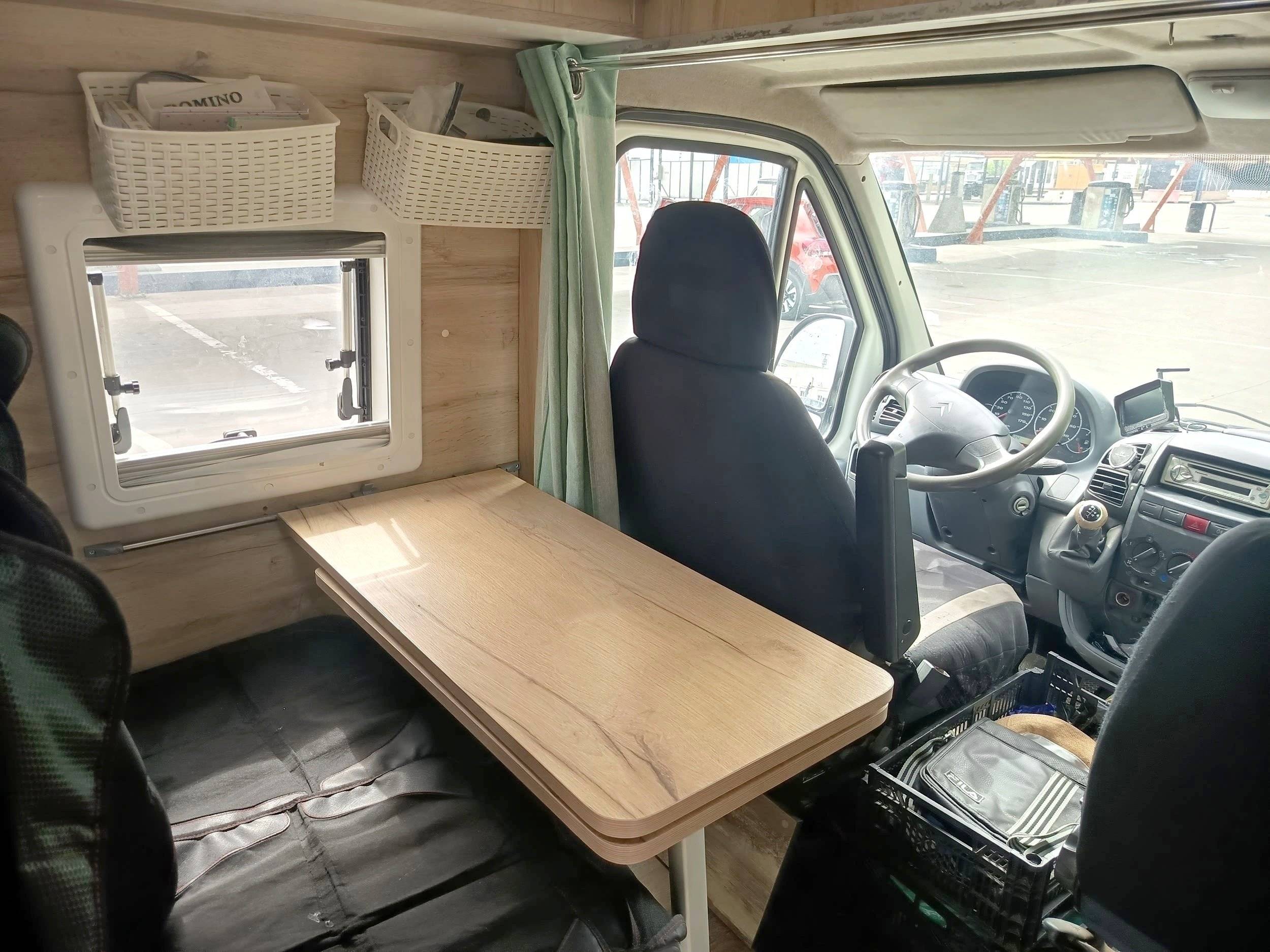 Área de jantar Citroën Jumper 2.8L Hdi 130 CV - Yescapa