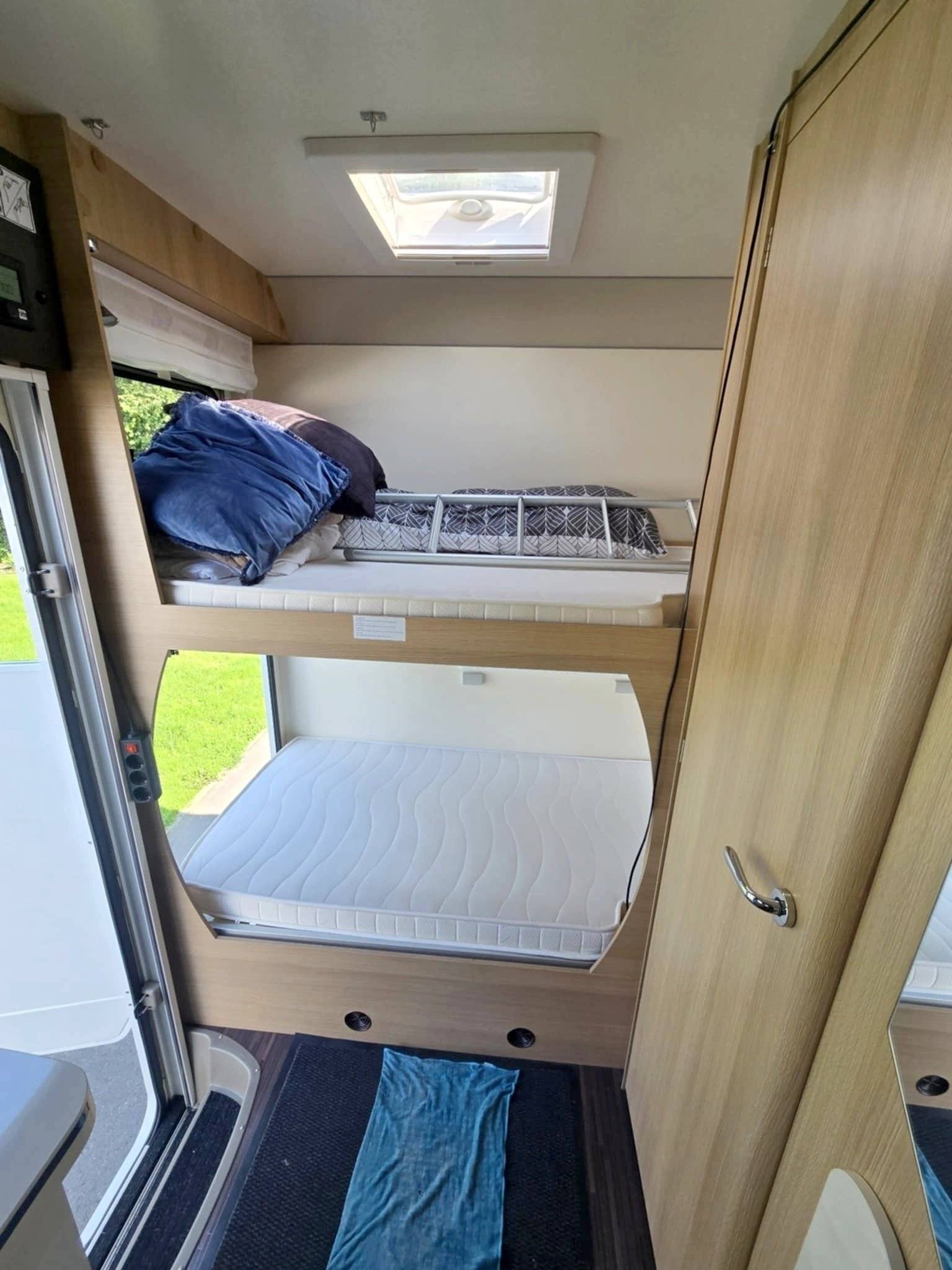 Couchages Ford Transit 2,0 l 155 ch - Yescapa