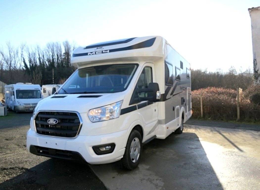 Front view from 3/4 Ford - Yescapa