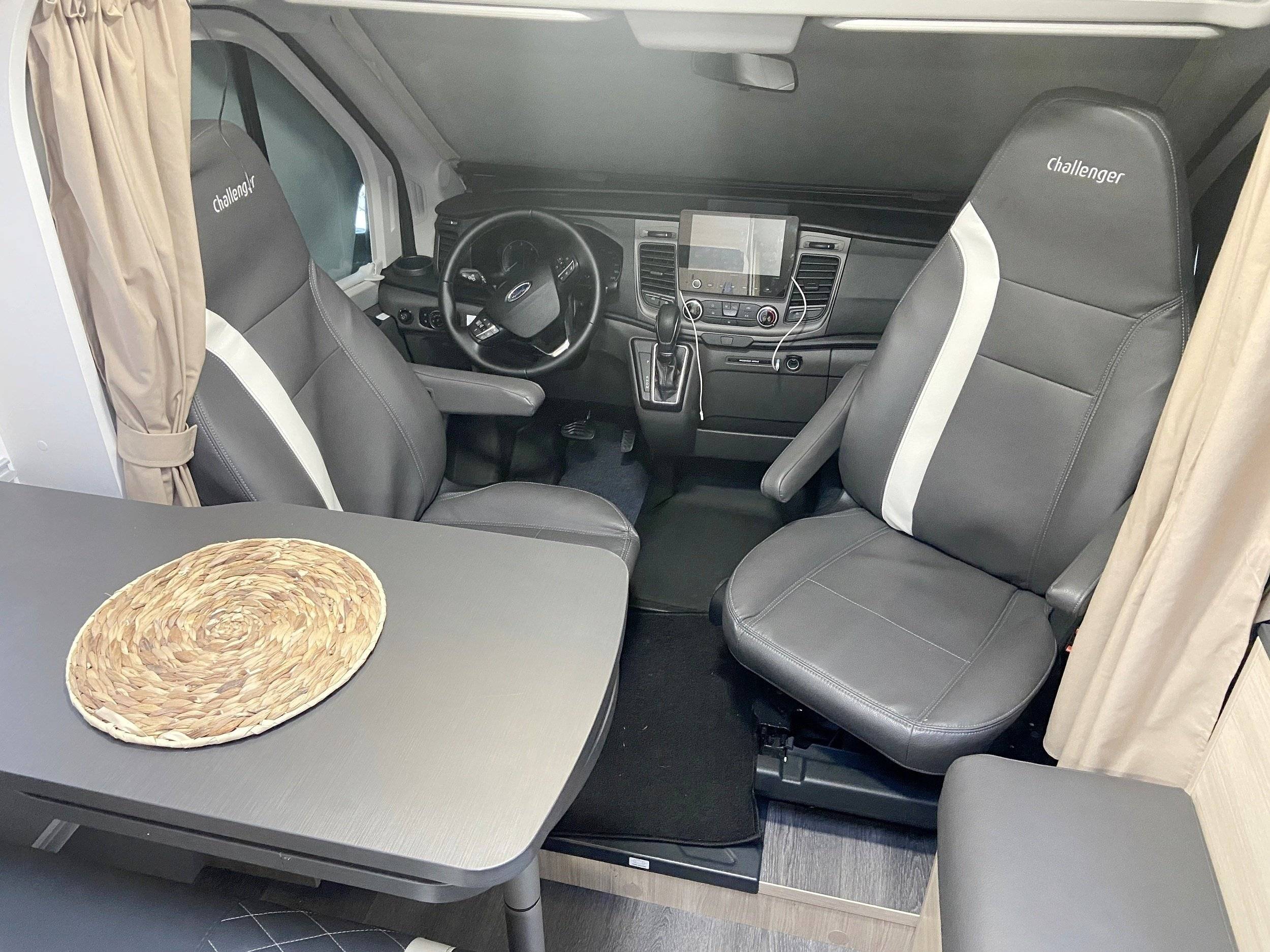 Dining Area Ford - Yescapa