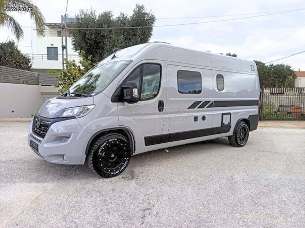 Vue avant de 3/4 Opel 600 Full Black Pack - Yescapa