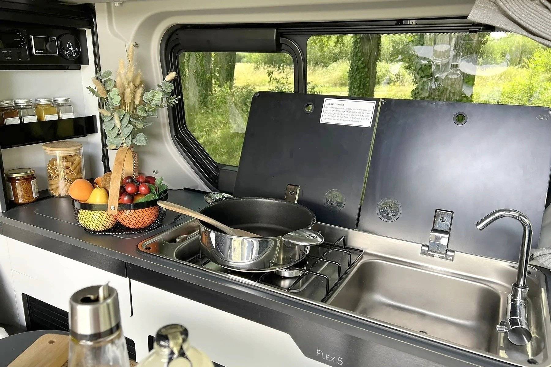 Kitchen Renault RENAULT TRAFIC III EDC DCI 150 L1H1 2.8T - Yescapa