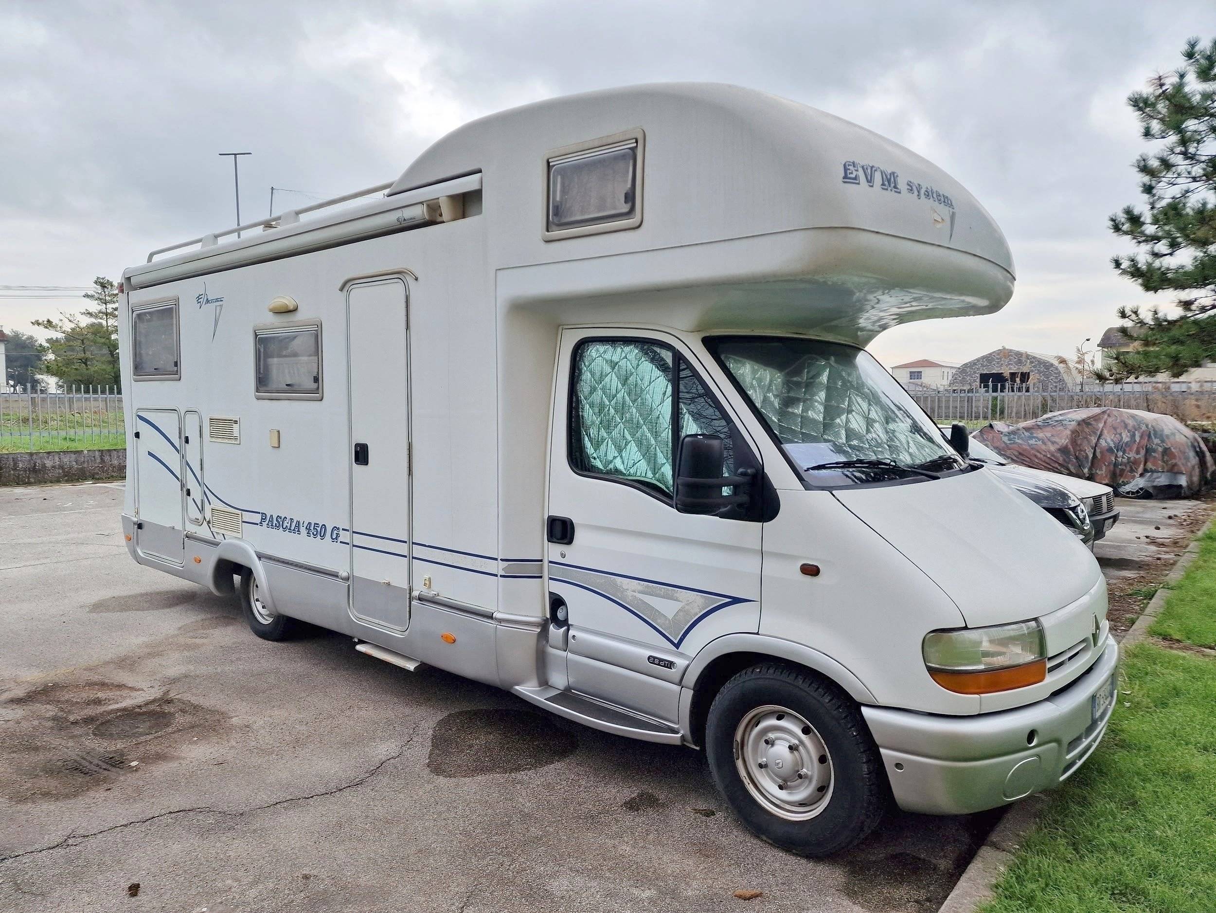 Vue avant de 3/4 Renault Master 2,8 - Yescapa