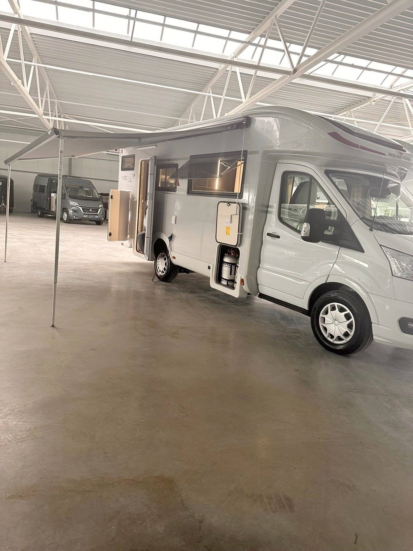 Vista frontale a ¾ Ford ford transit 170 automatique - Yescapa